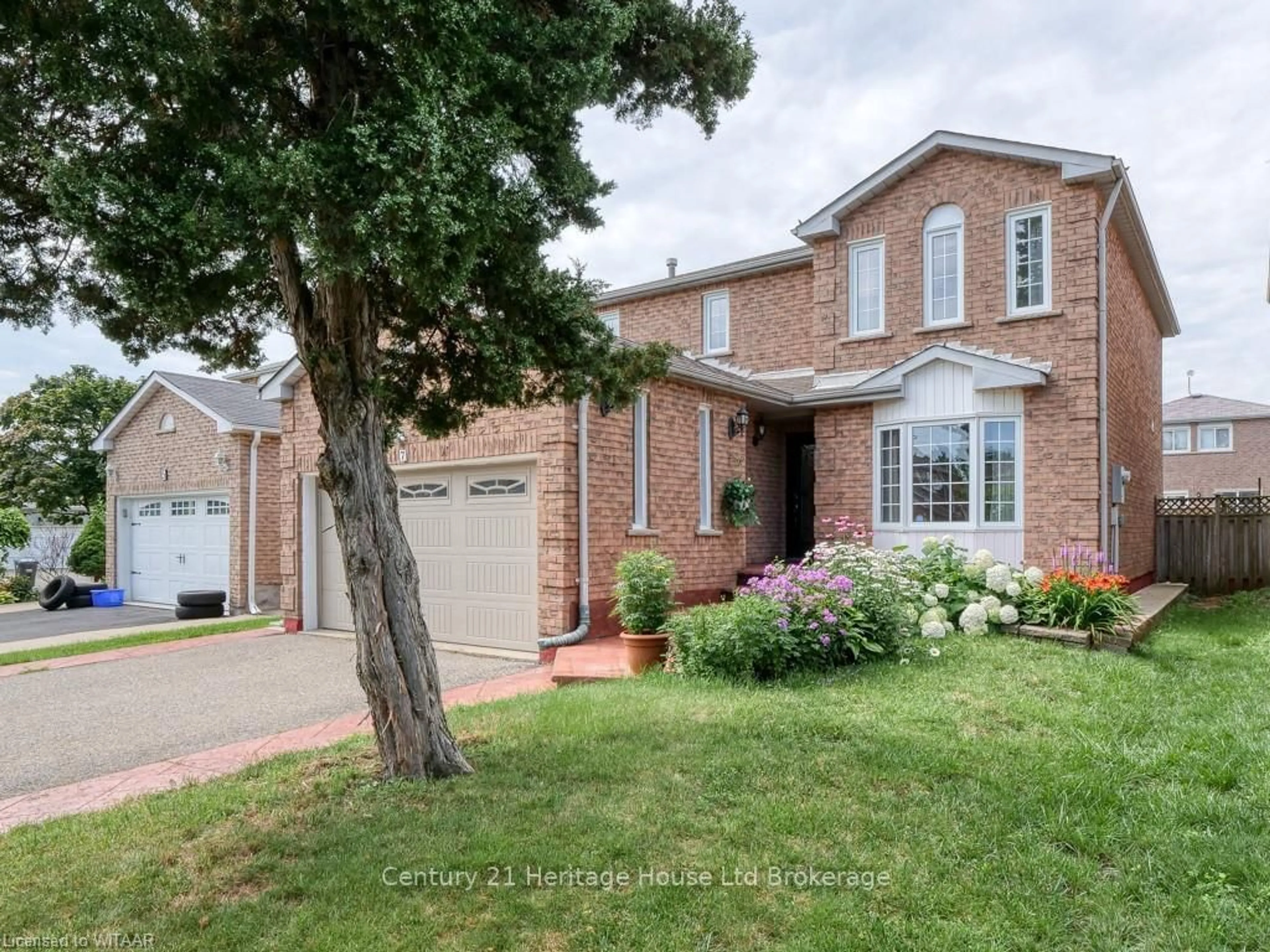 Home with brick exterior material for 7 DUGGAN Dr, Brampton Ontario L6Y 4K8