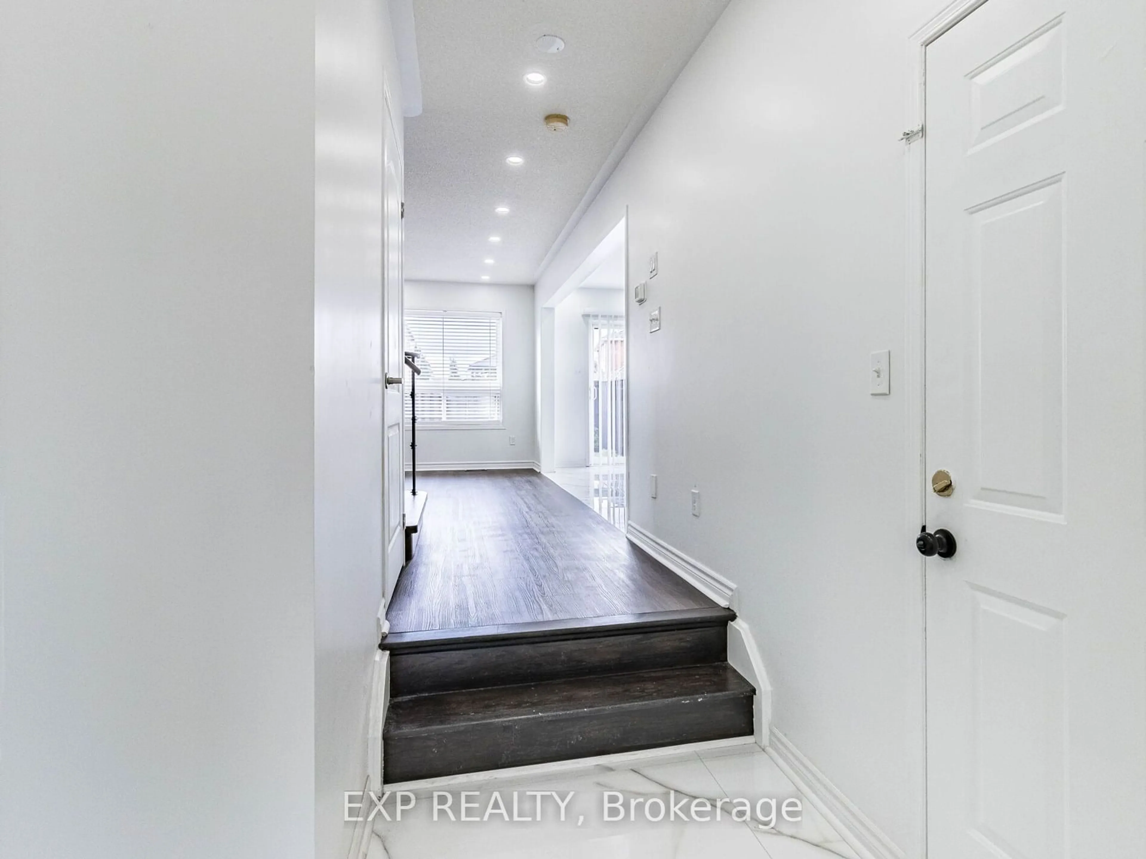 Indoor entryway, wood floors for 6 Silver Egret Rd, Brampton Ontario L7A 2Z9