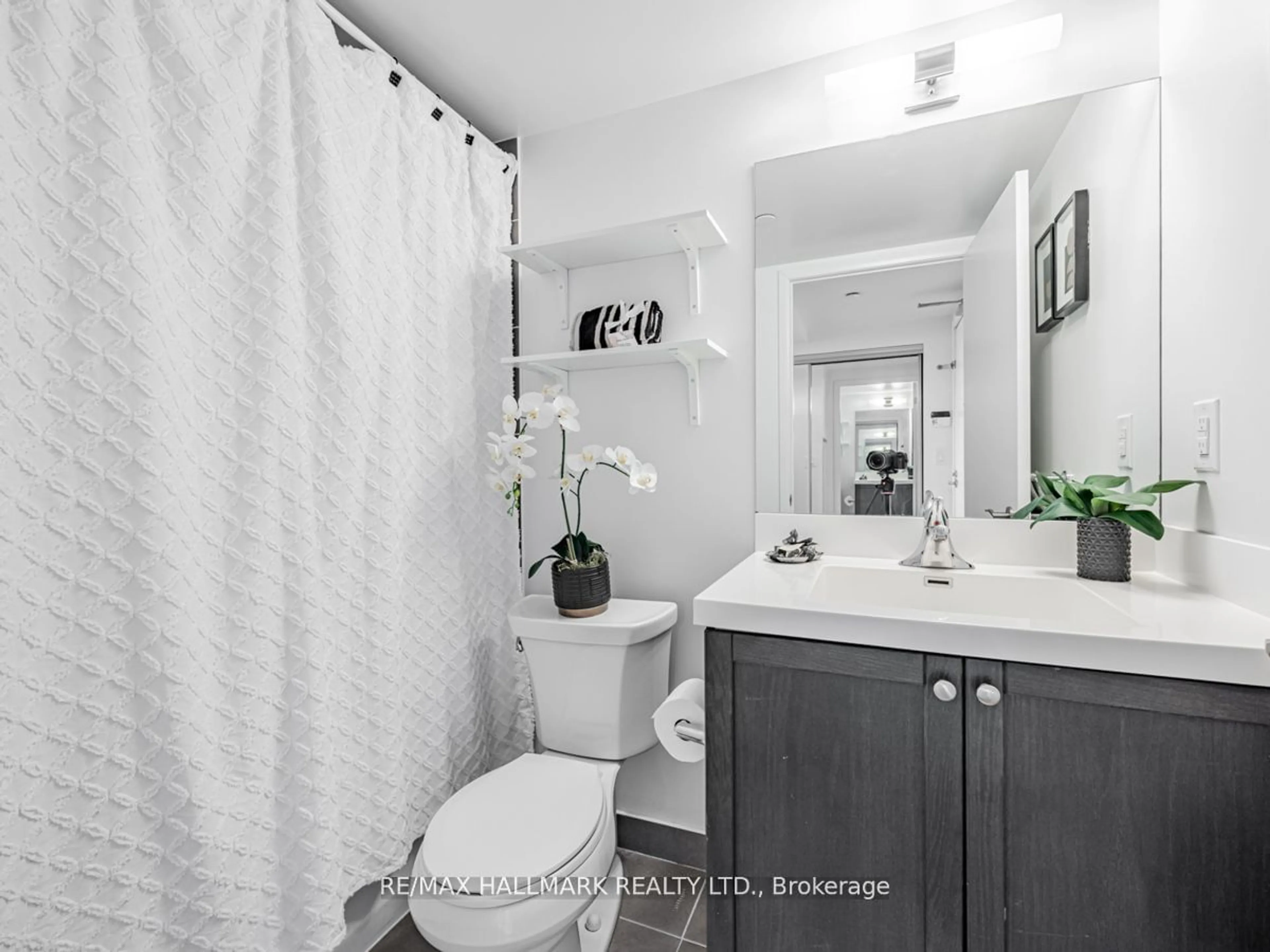 Bathroom for 3091 Dufferin St #304, Toronto Ontario M6A 2S7