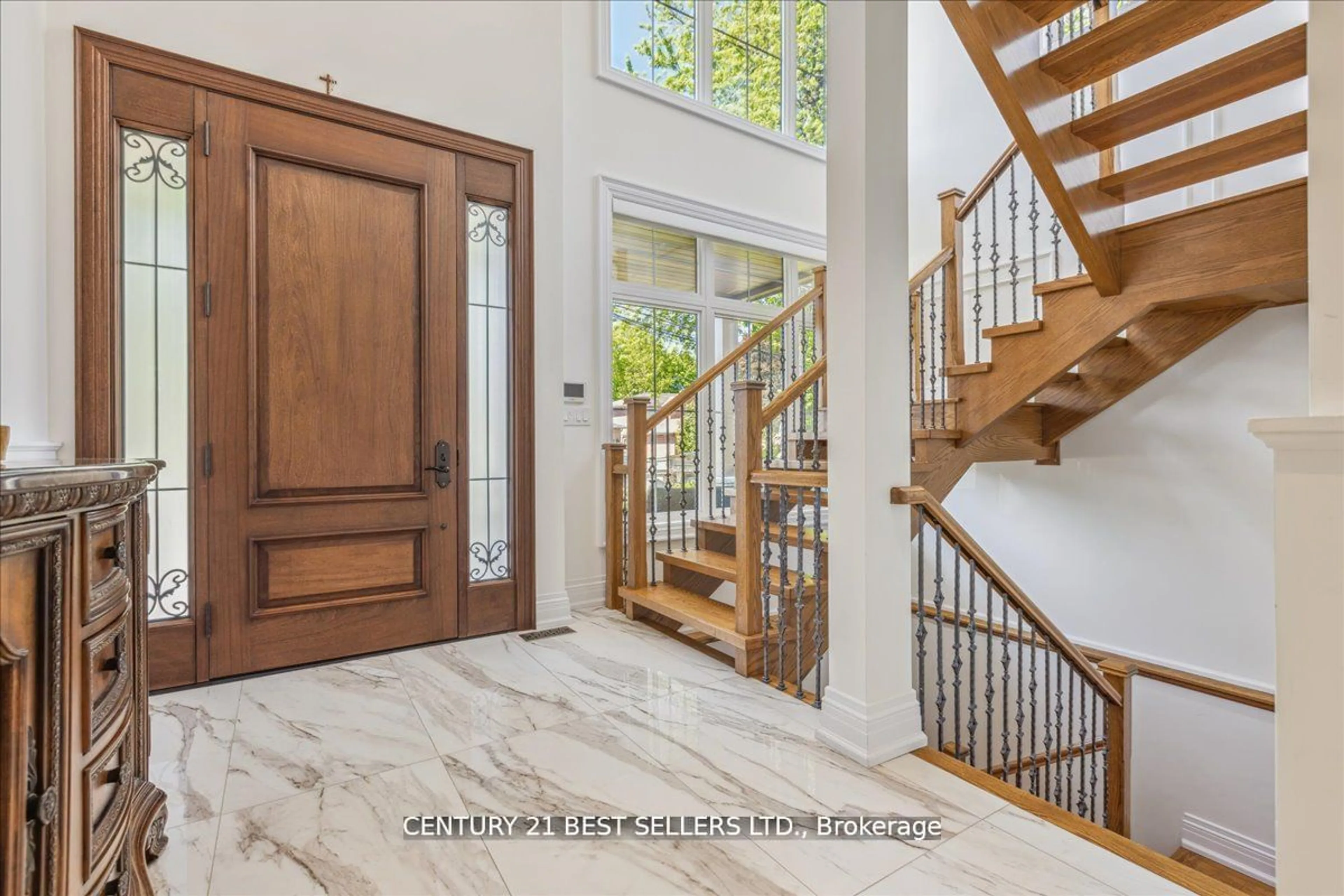 Indoor entryway, wood floors for 41 Cudmore Rd, Oakville Ontario L6L 2Y4