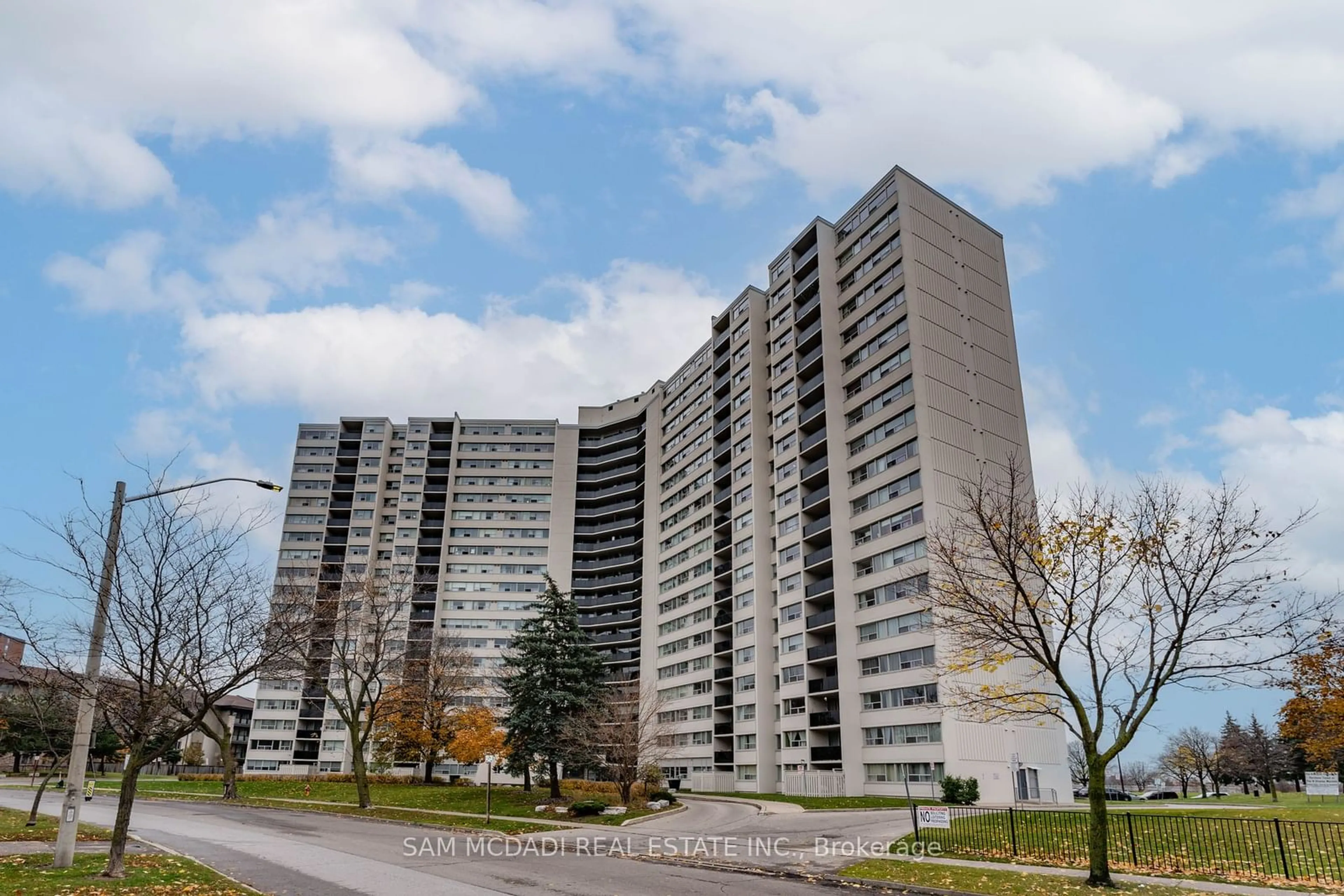 A pic from exterior of the house or condo, the front or back of building for 530 Lolita Gdns #1712, Mississauga Ontario L5A 3T2