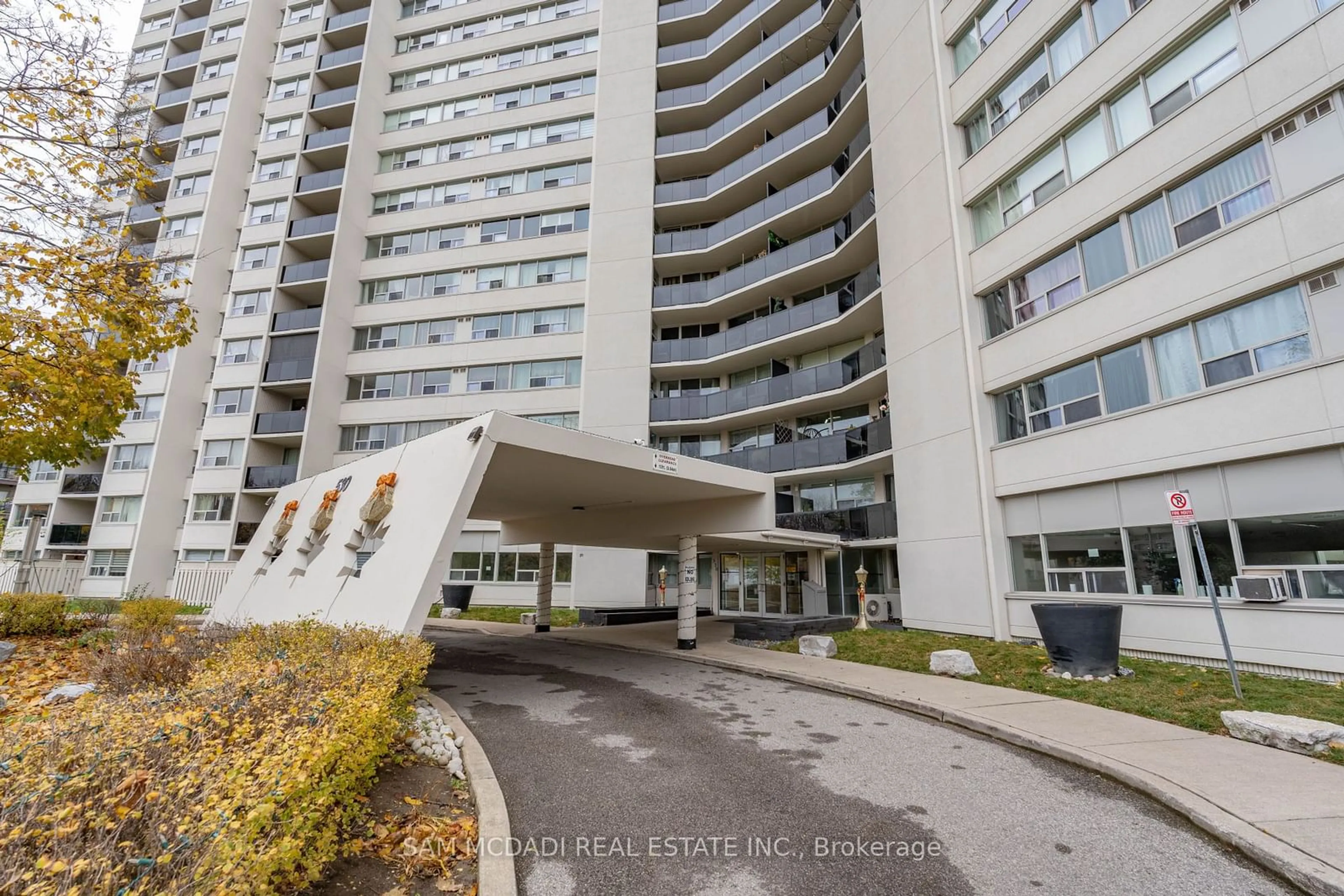 A pic from exterior of the house or condo, the front or back of building for 530 Lolita Gdns #1712, Mississauga Ontario L5A 3T2