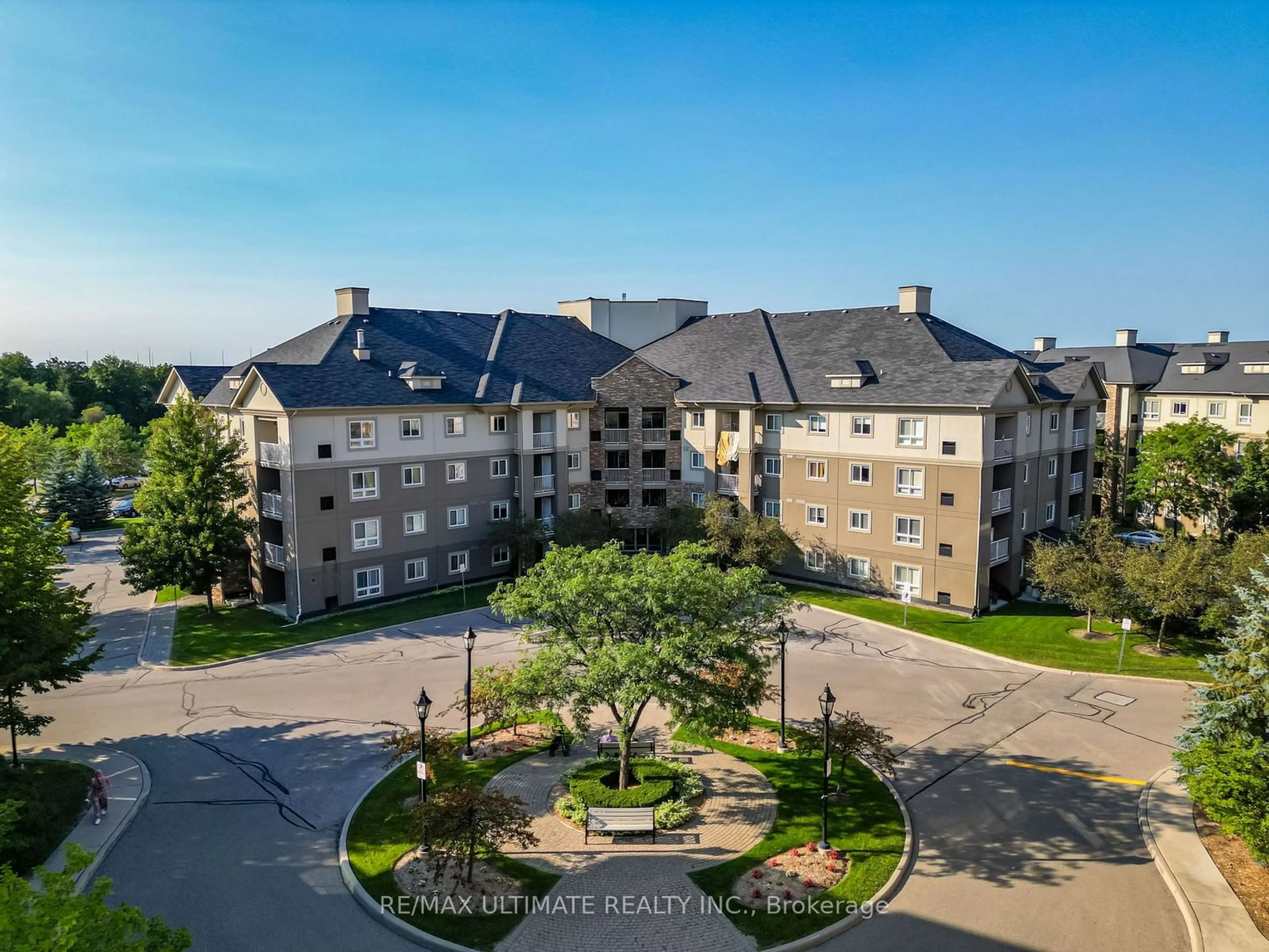 A pic from exterior of the house or condo, the front or back of building for 4 Dayspring Circ #3301, Brampton Ontario L6P 2Z5