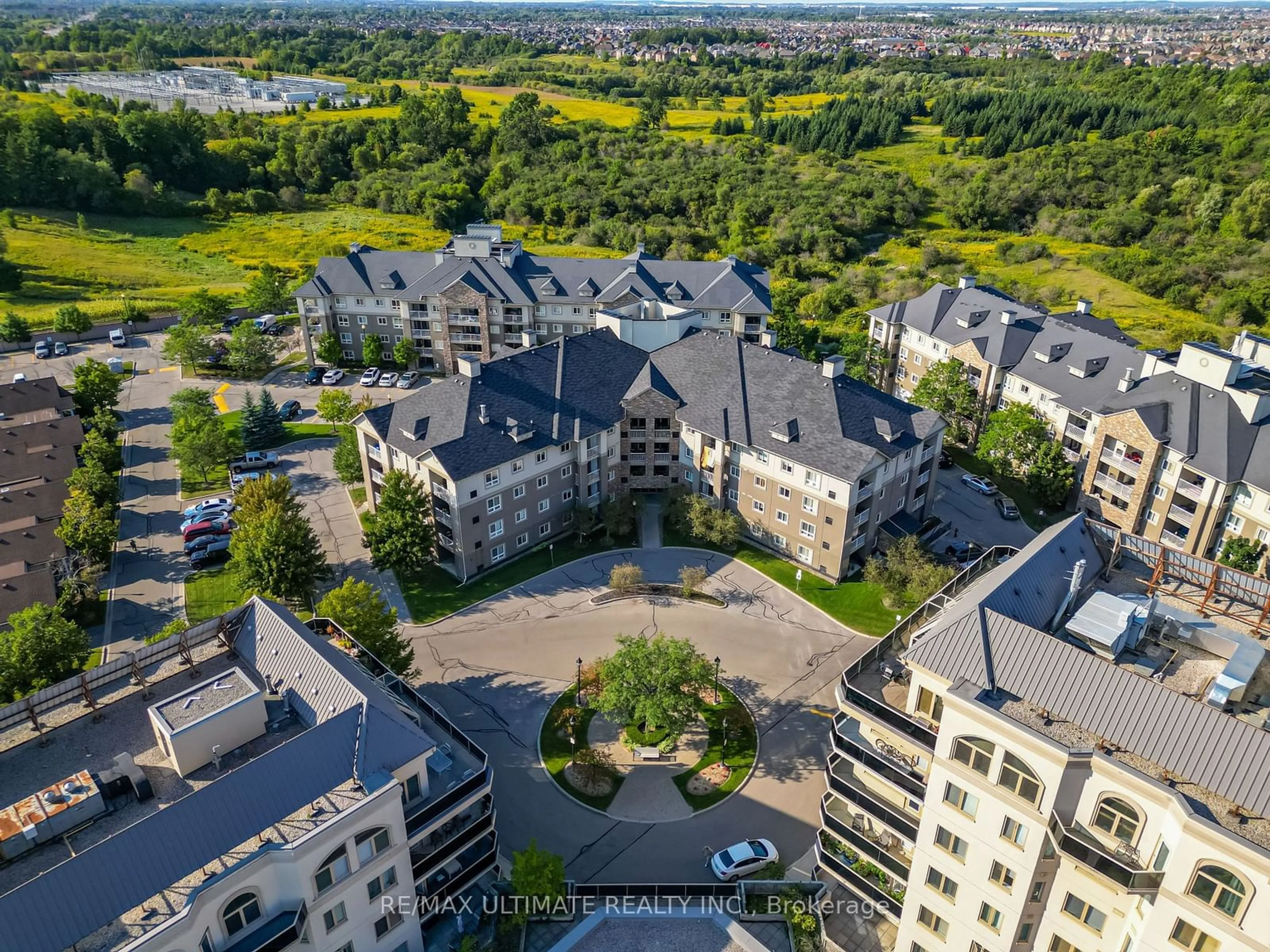 A pic from exterior of the house or condo, the view of city buildings for 4 Dayspring Circ #3301, Brampton Ontario L6P 2Z5