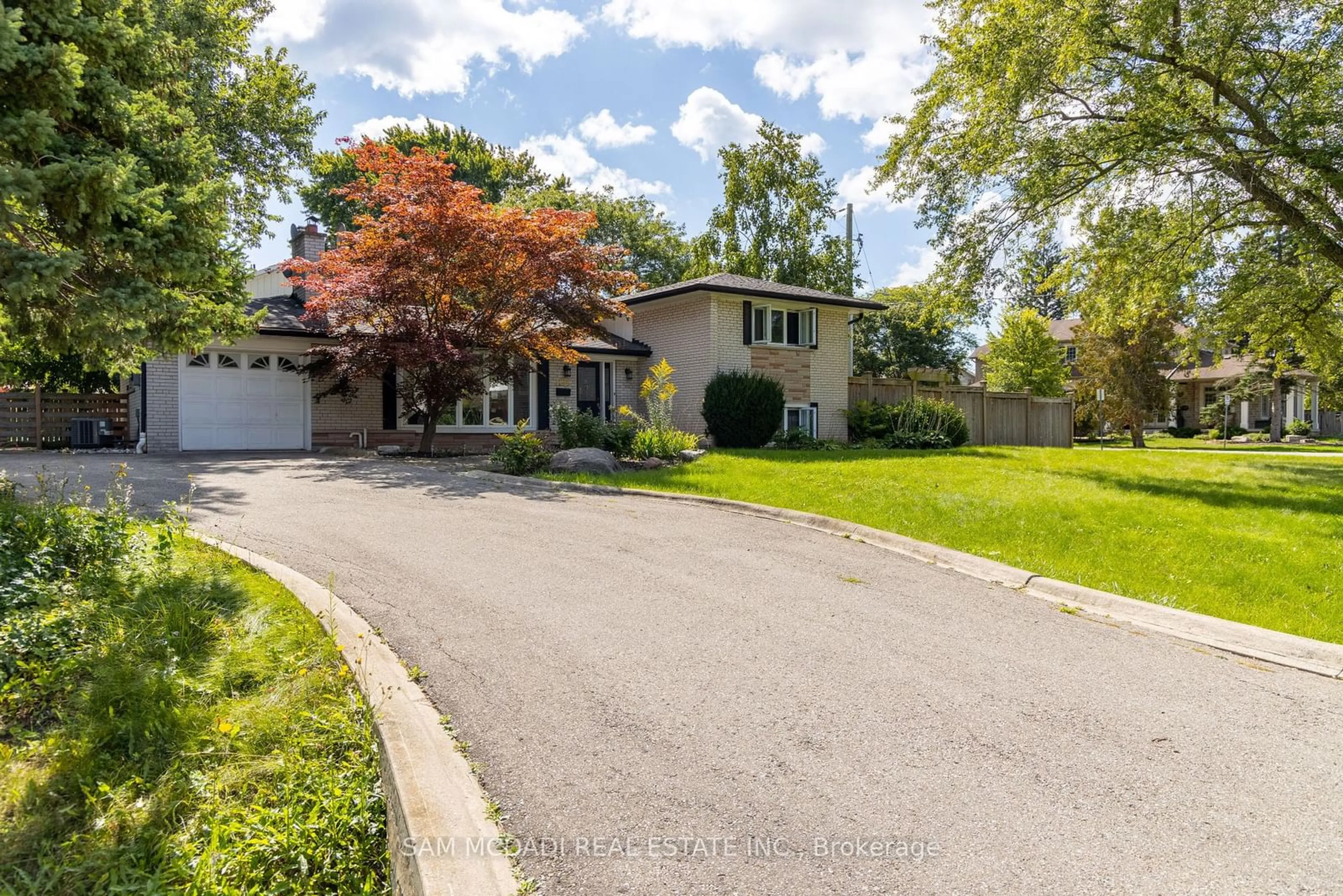 A pic from exterior of the house or condo, the street view for 1198 Willowbrook Dr, Oakville Ontario L6L 2J8