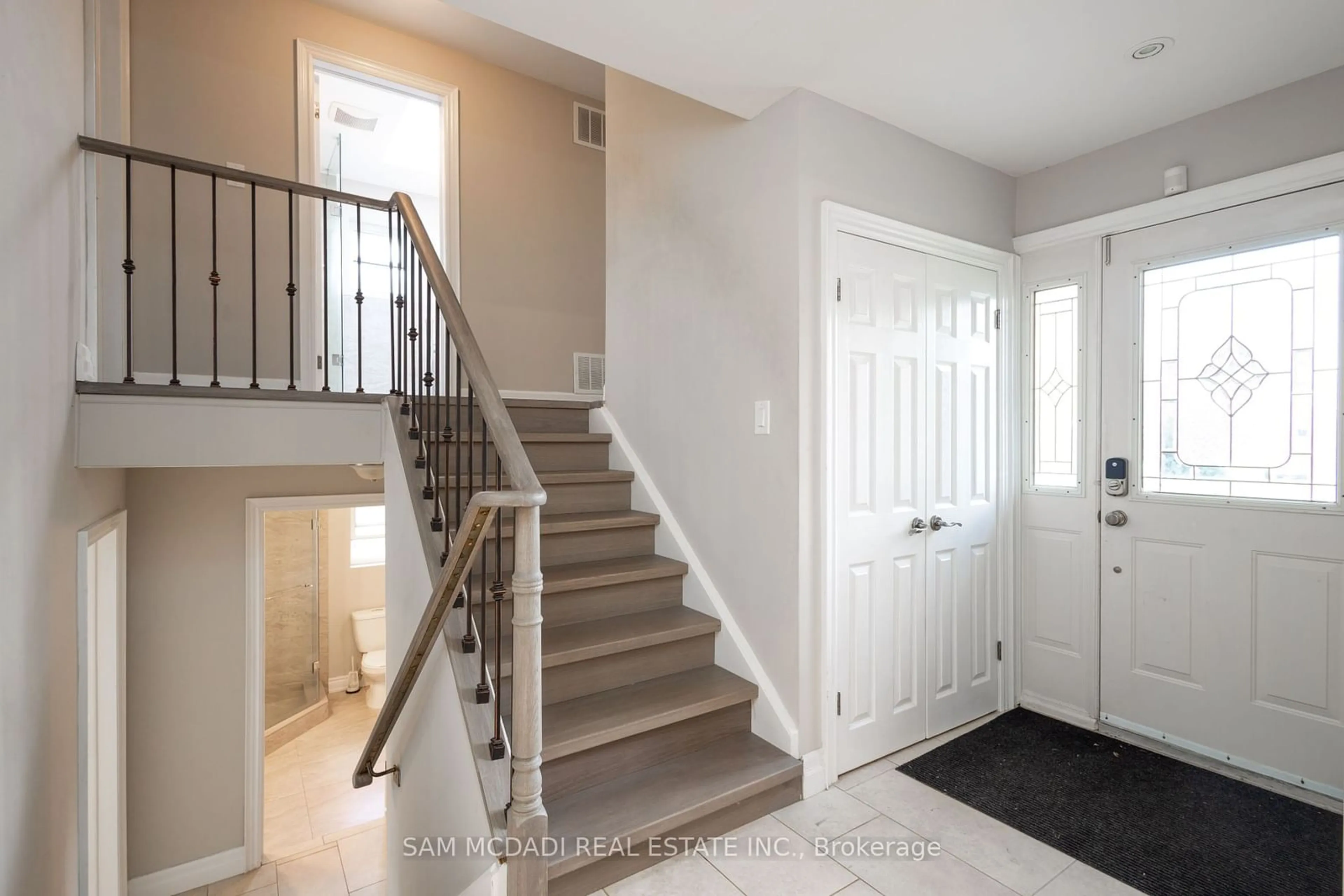 Indoor entryway, wood floors for 1198 Willowbrook Dr, Oakville Ontario L6L 2J8