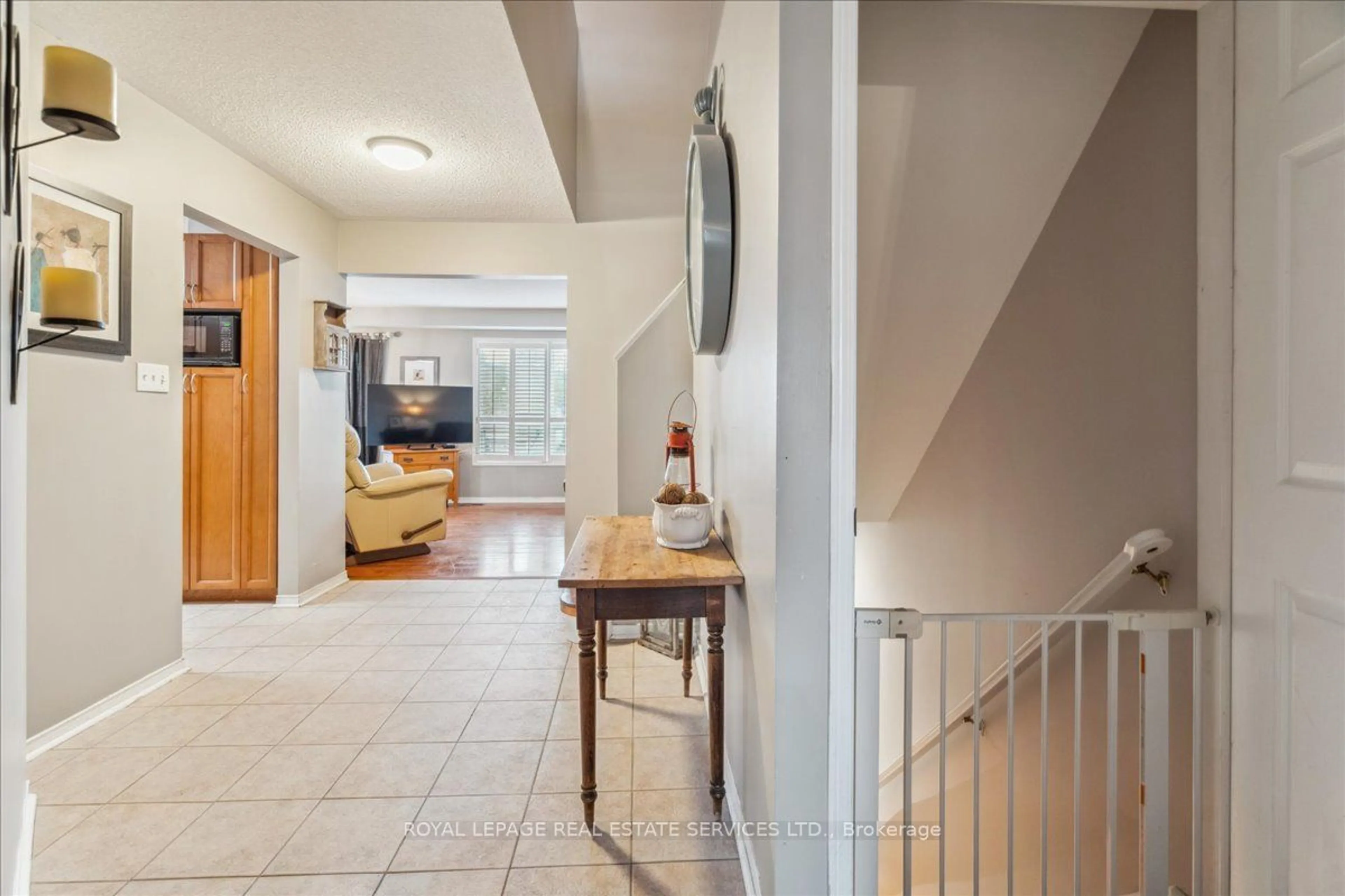 Indoor entryway, wood floors for 2159 White Dove Circ, Oakville Ontario L6M 3R7