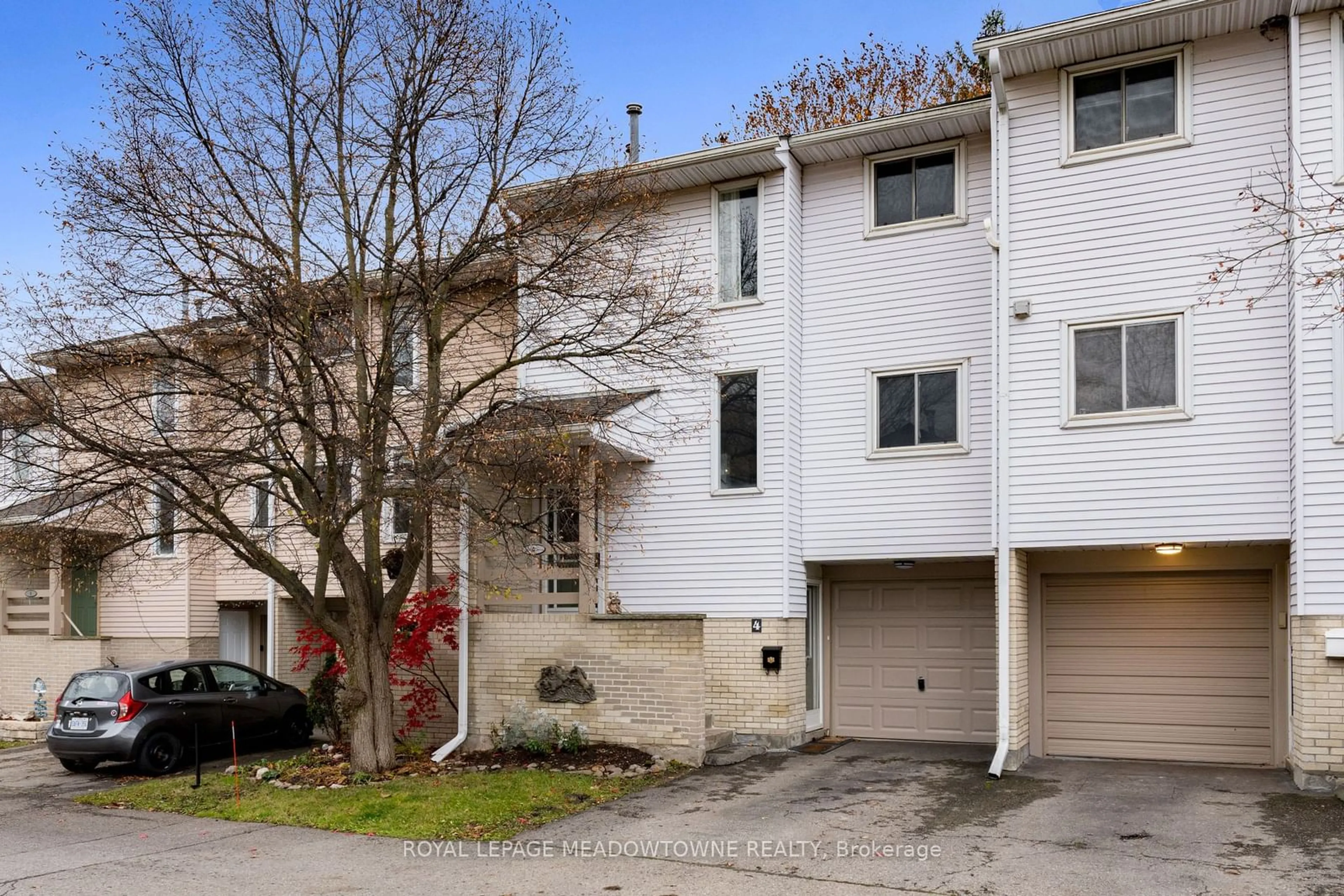 A pic from exterior of the house or condo, the street view for 4 Lynden Circ, Halton Hills Ontario L7G 4Y8