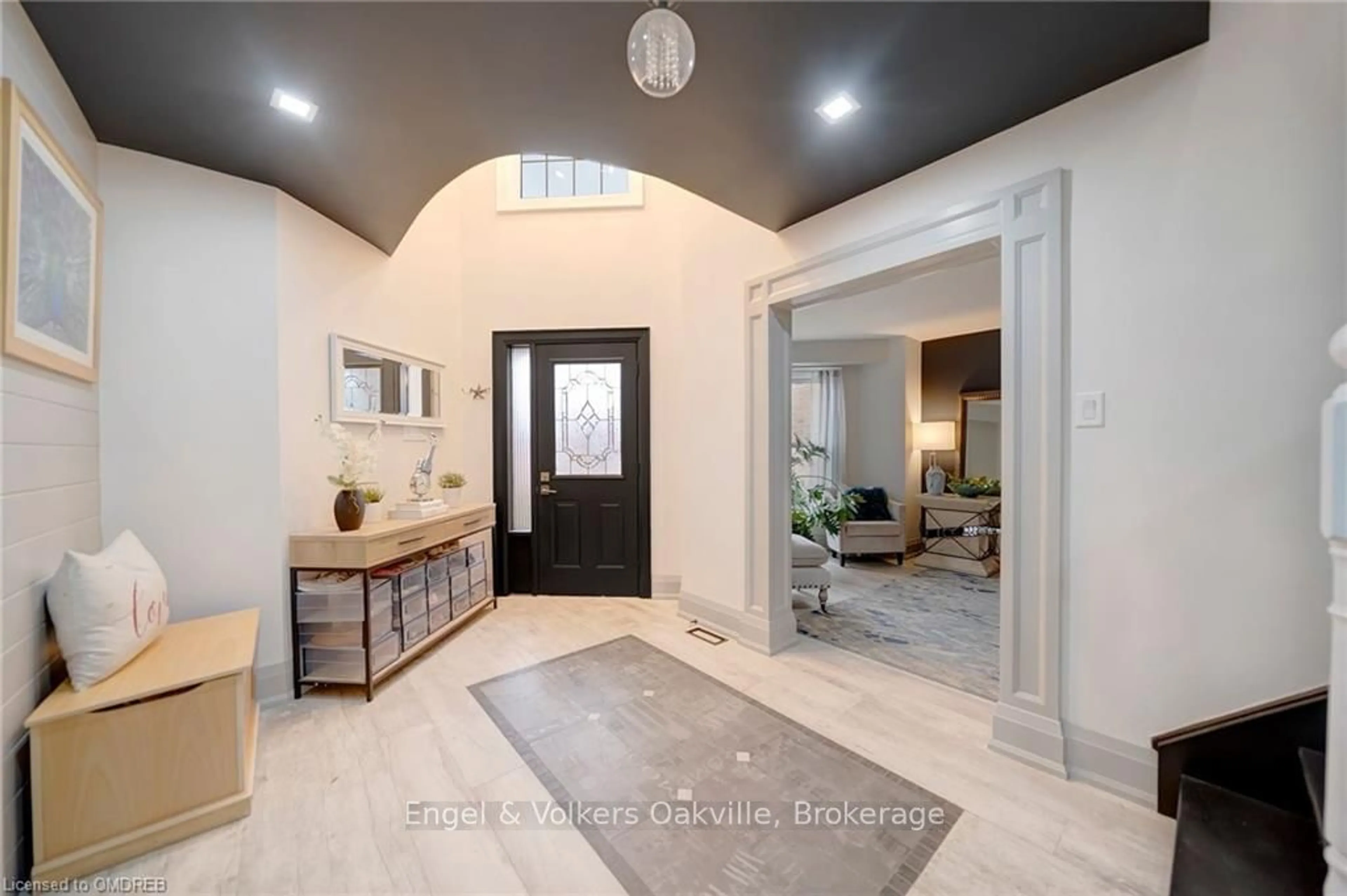 Indoor entryway, wood floors for 151 TORRANCE WOODS, Brampton Ontario L6Y 4L3