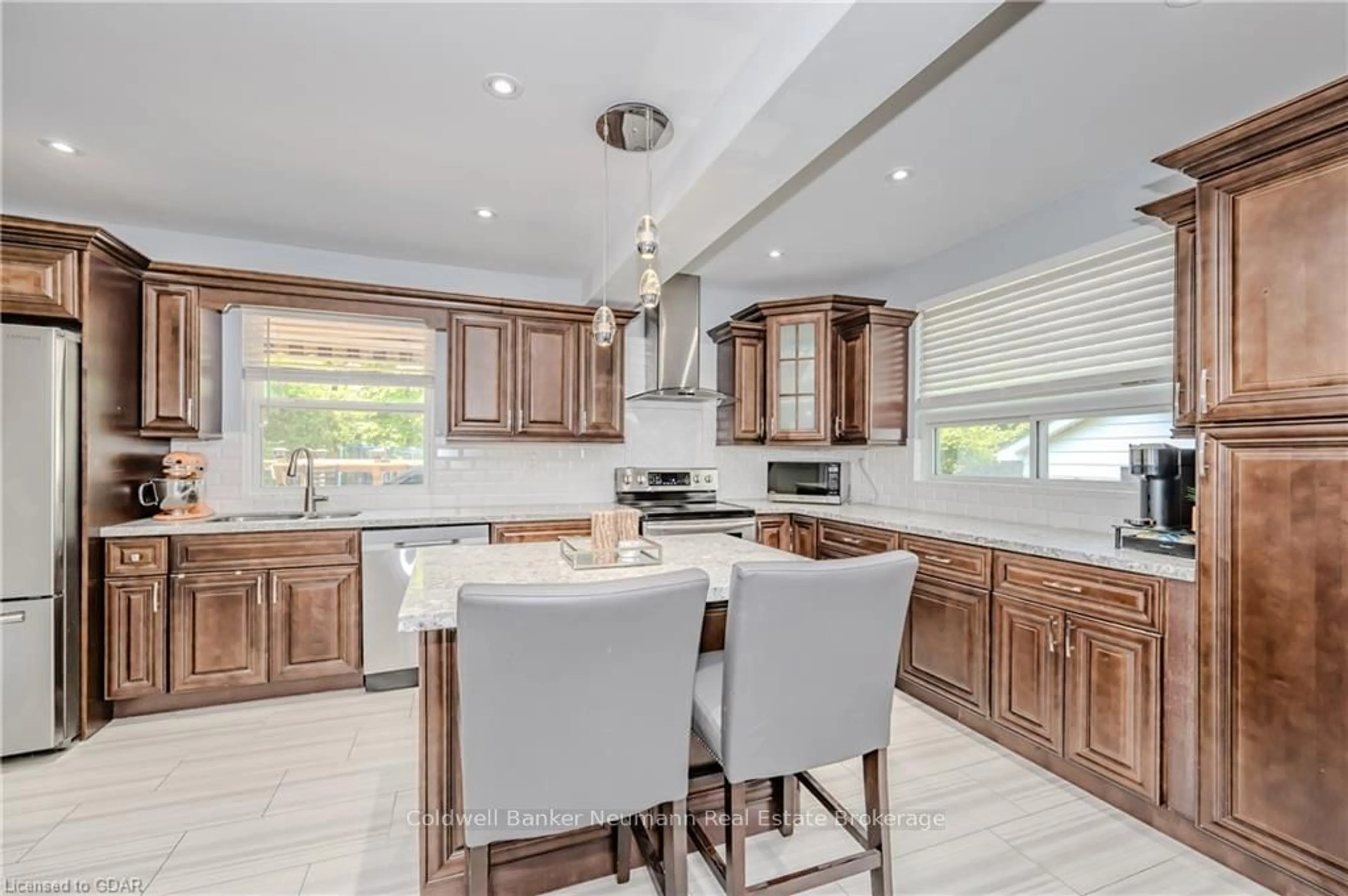 Open concept kitchen for 24 CRAIG St, Brampton Ontario L6Y 1J1