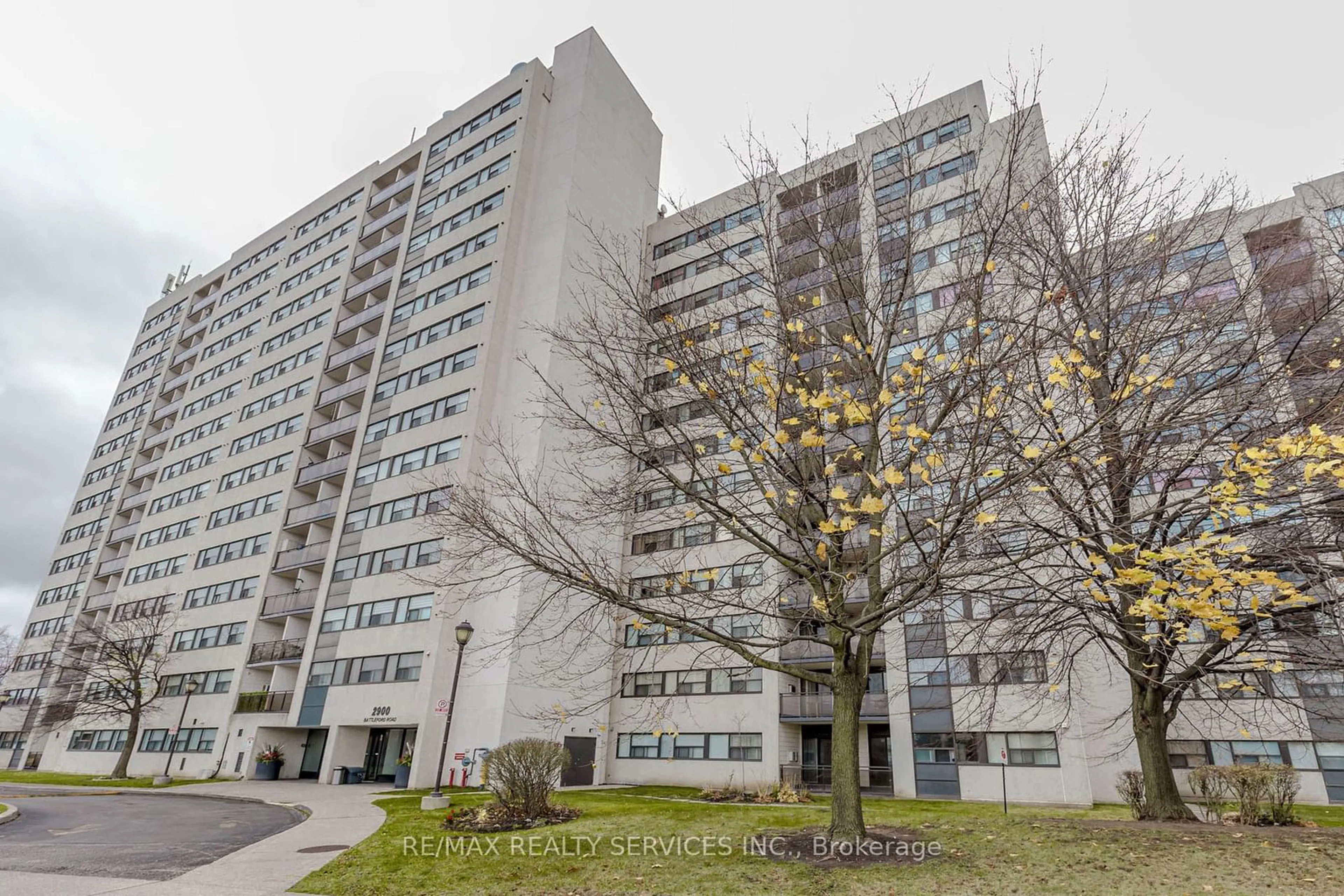 A pic from exterior of the house or condo, the front or back of building for 2900 Battleford Rd #407, Mississauga Ontario L5N 2V9