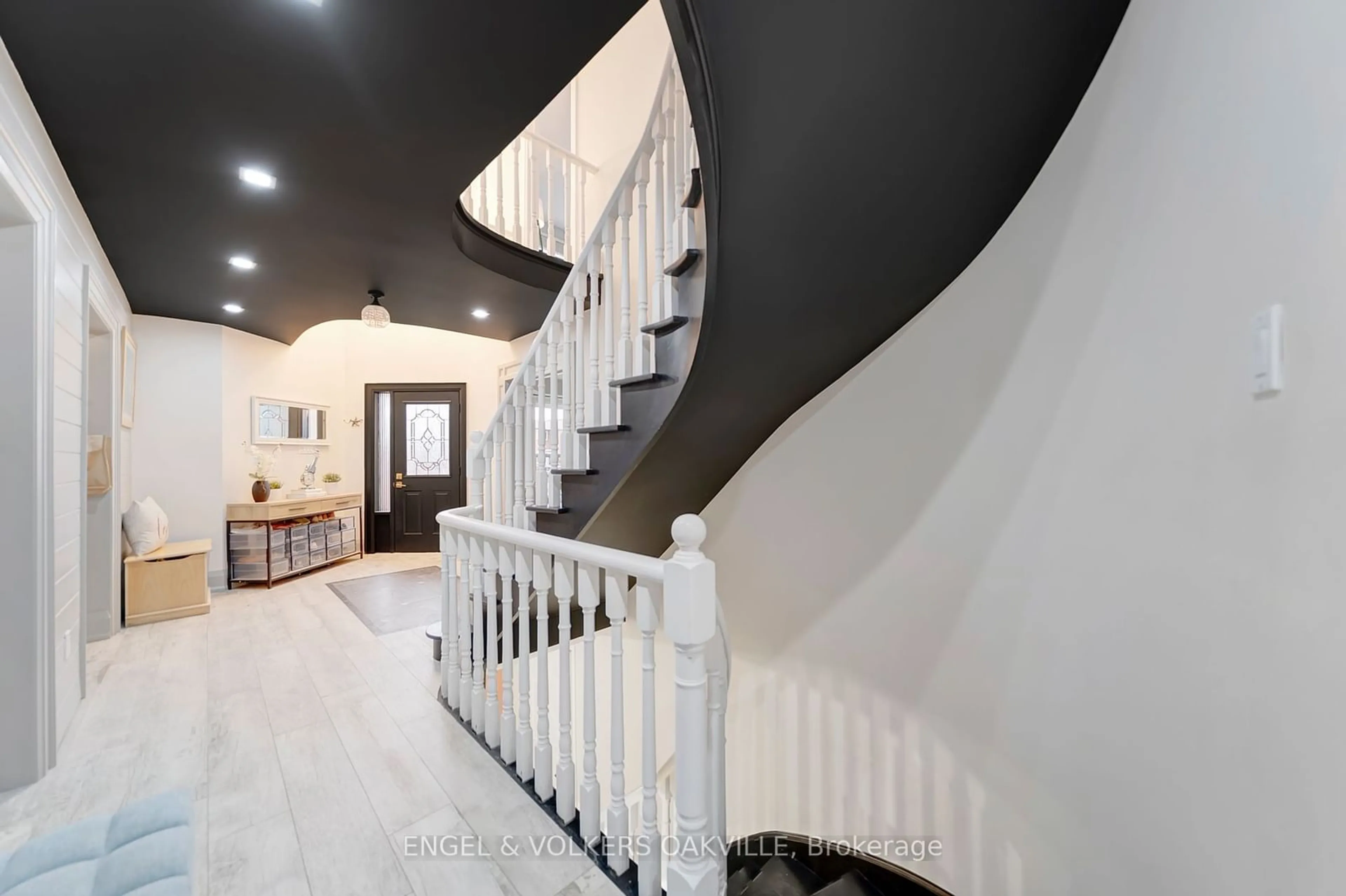 Indoor foyer, wood floors for 151 Torrance woods, Brampton Ontario L6Y 4L3