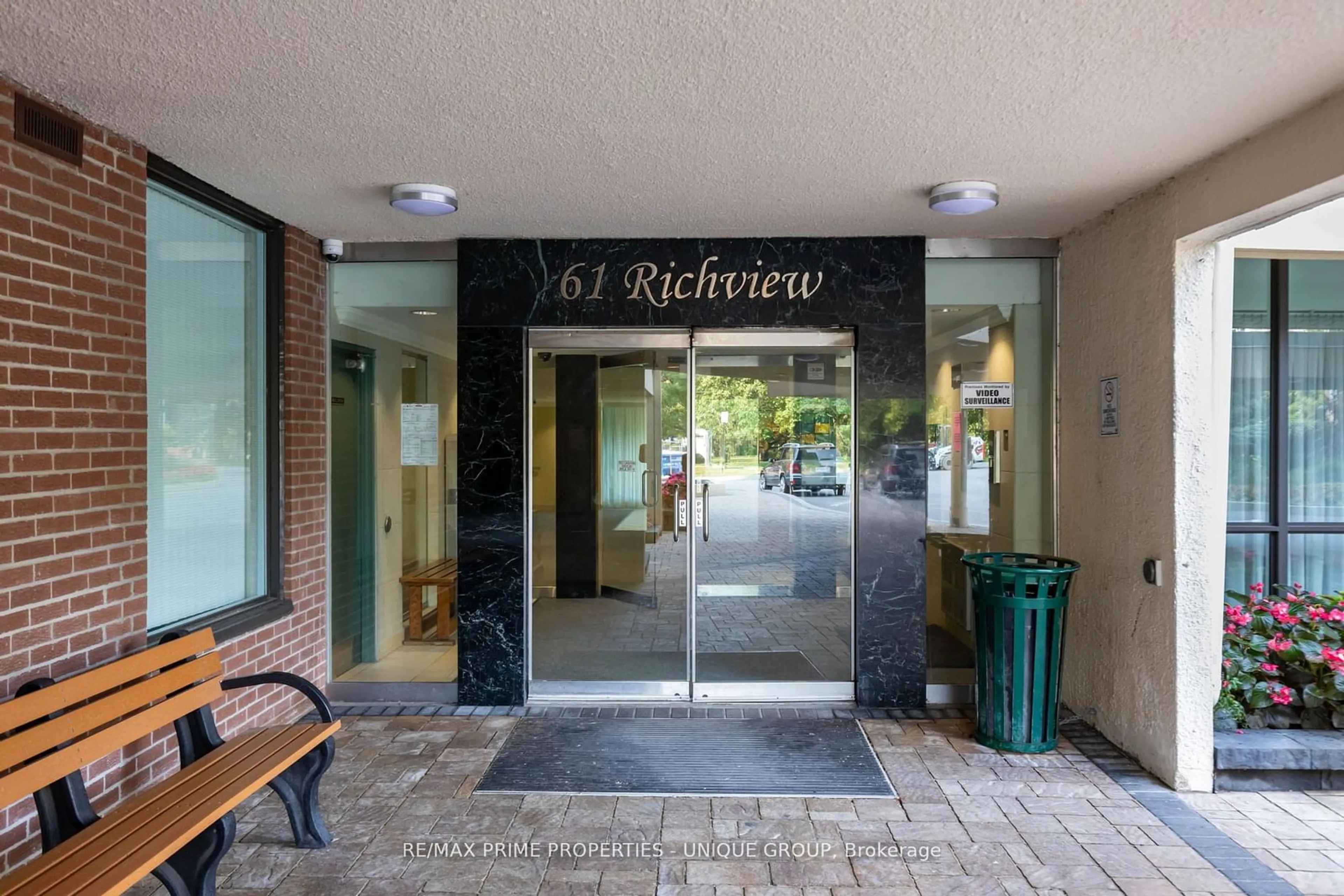 Indoor lobby for 61 Richview Rd #301, Toronto Ontario M9A 4M8