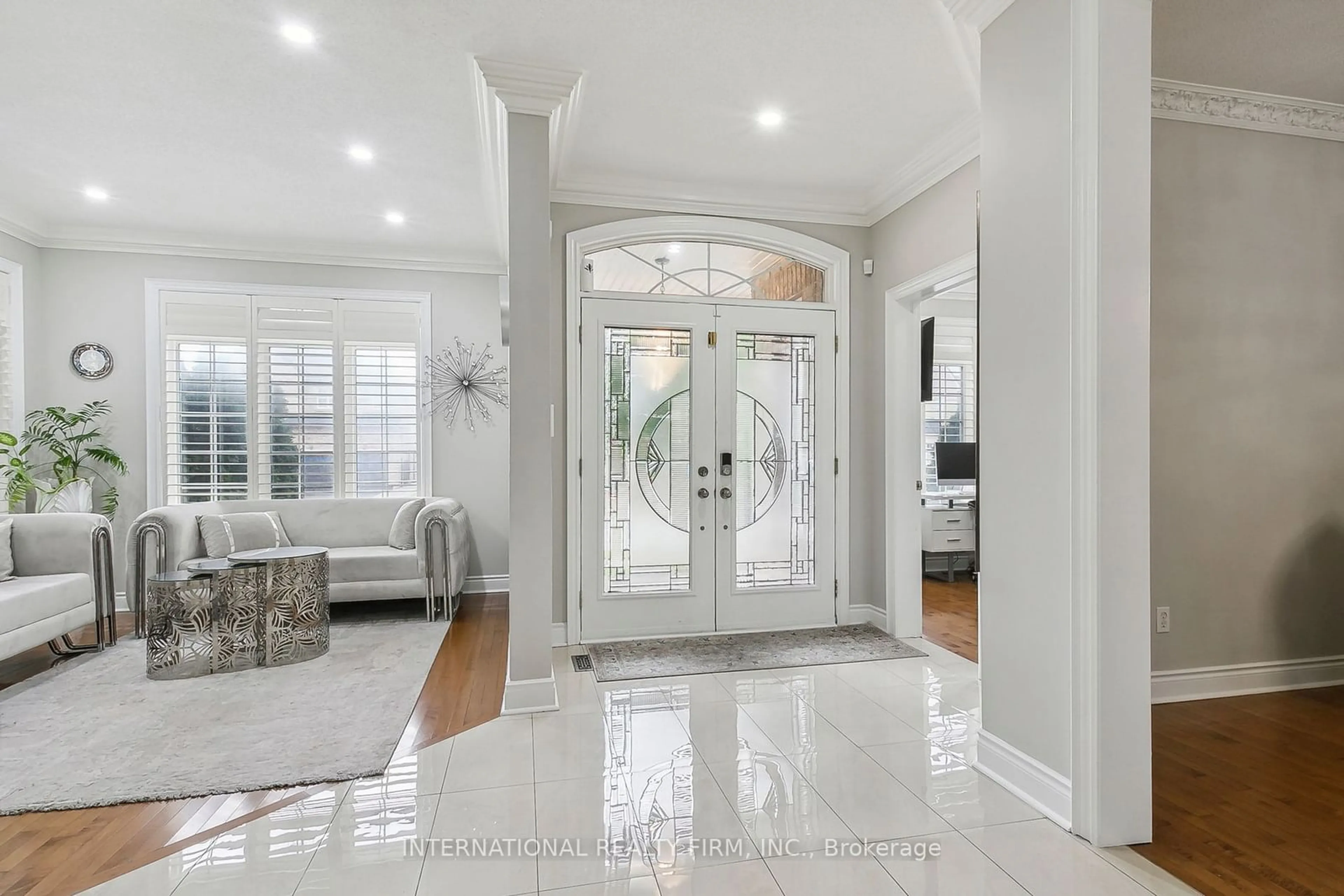 Indoor entryway, wood floors for 8 Redwillow Rd, Brampton Ontario L6P 2A3