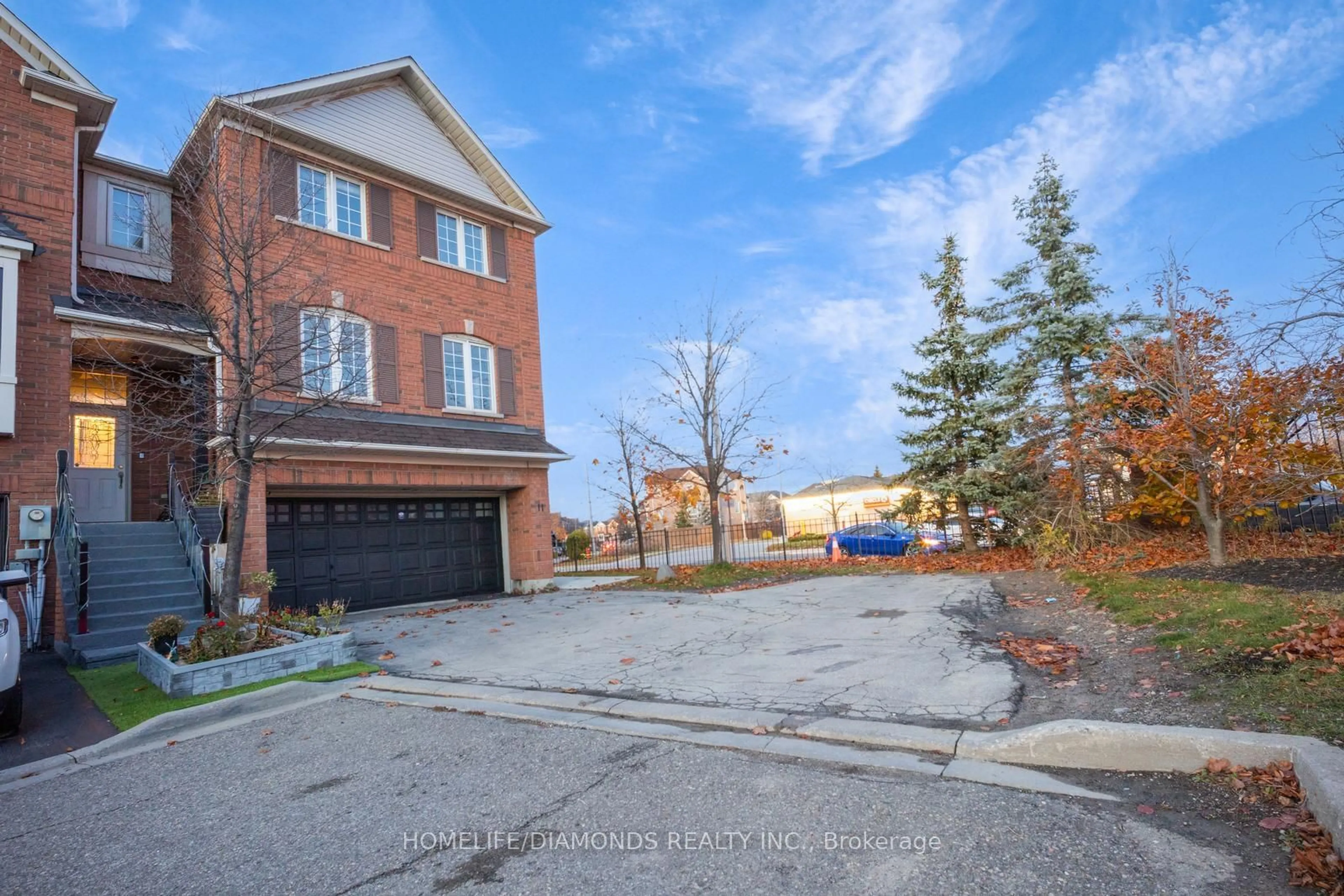 A pic from exterior of the house or condo, the street view for 250 RICHVALE Dr #11, Brampton Ontario L6Z 4W9