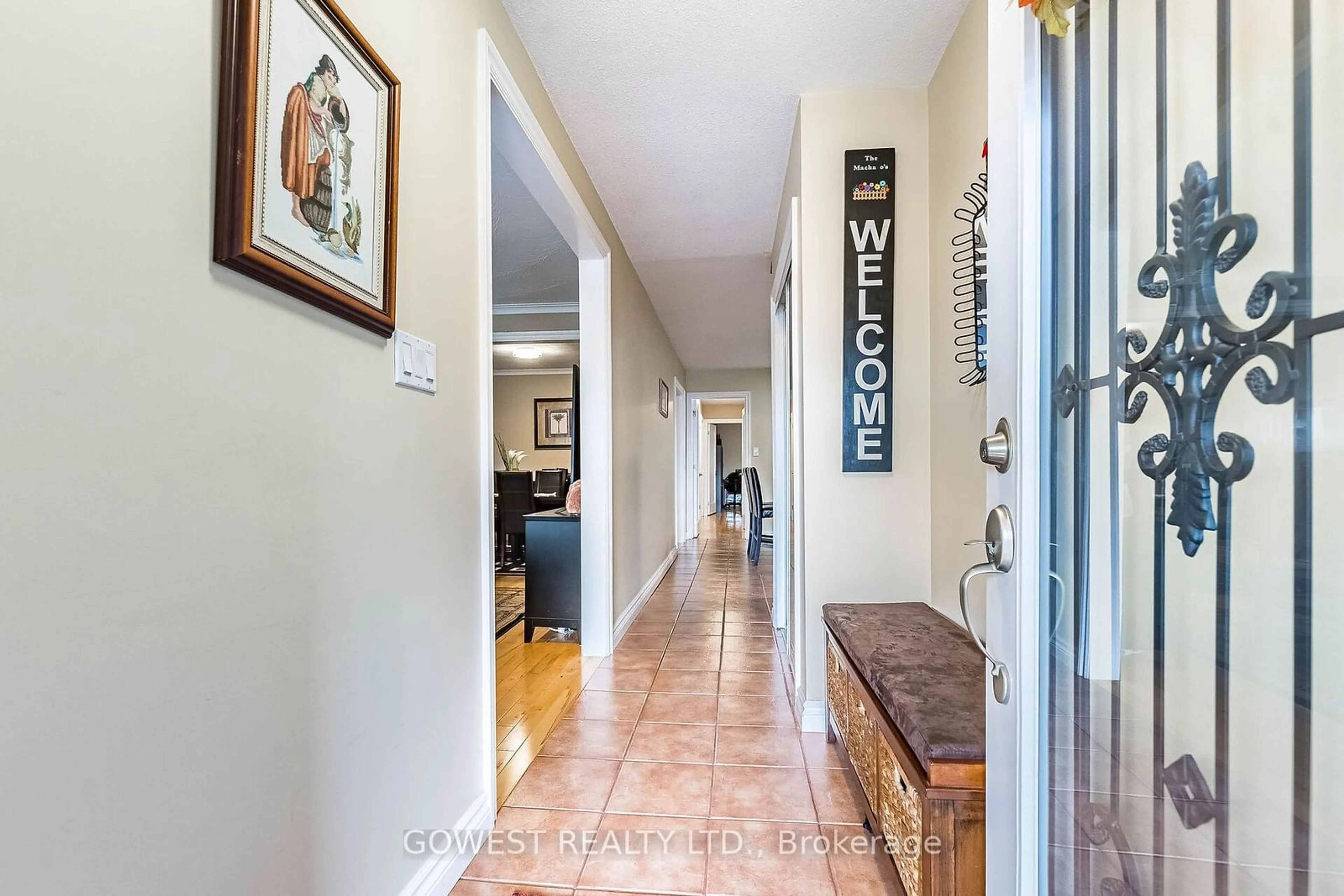 Indoor entryway, wood floors for 1411 Alexandra Ave, Mississauga Ontario L5E 2A9