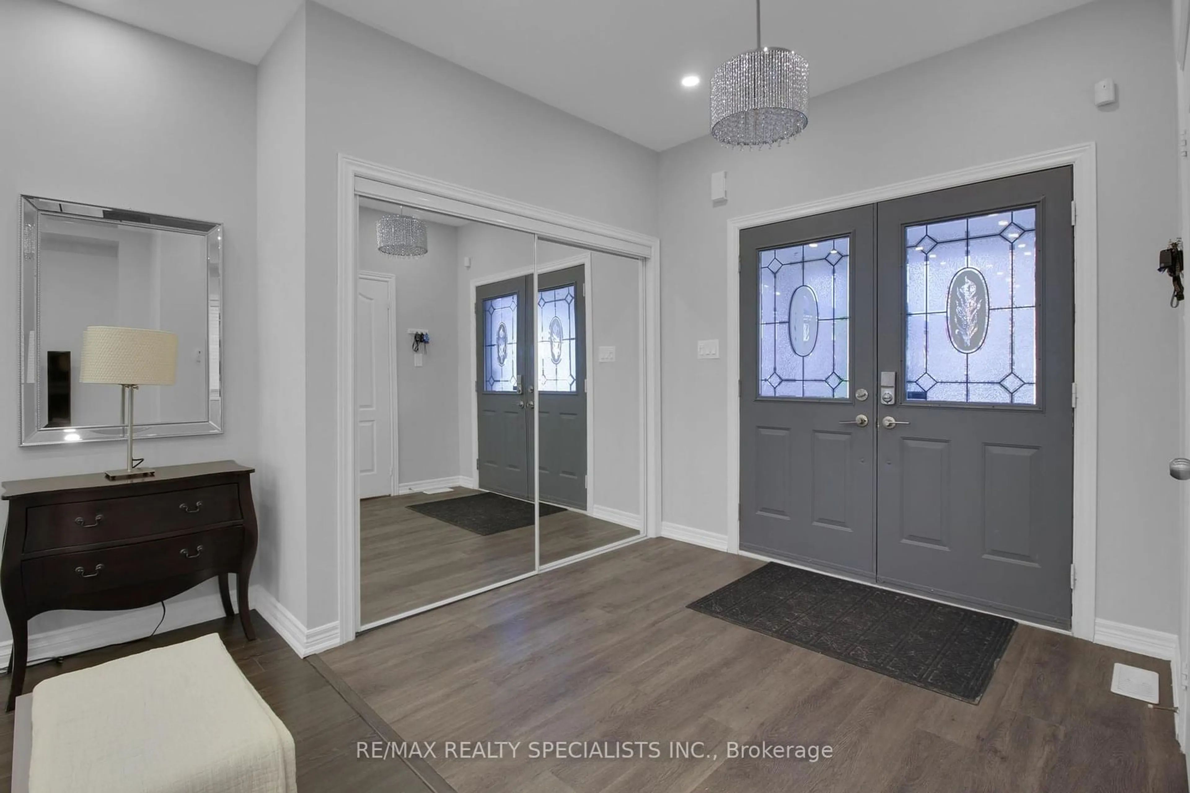 Indoor entryway, wood floors for 1106 Cumming Blvd, Milton Ontario L9T 6T6