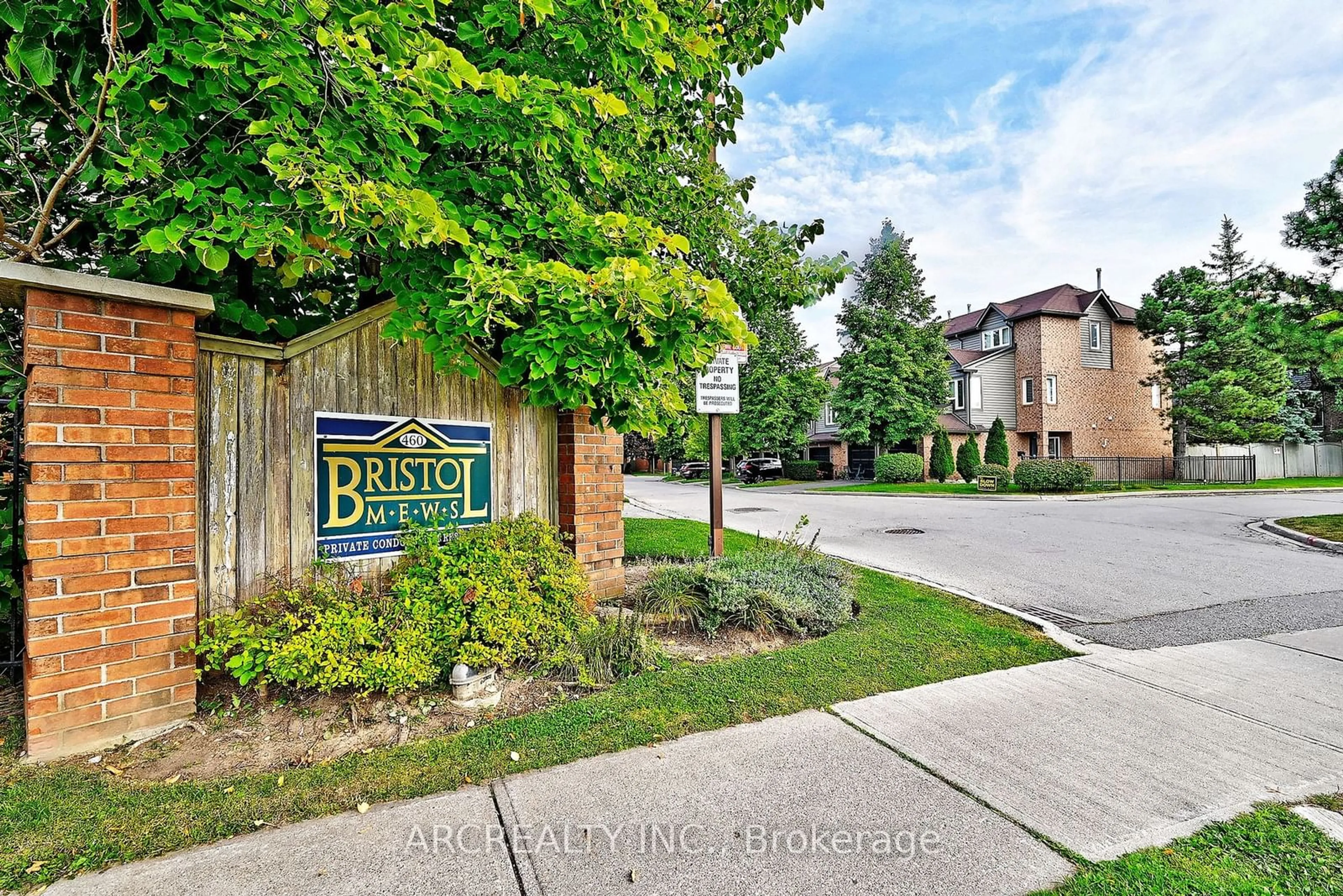 A pic from exterior of the house or condo, the street view for 460 Bristol Rd ##33, Mississauga Ontario L5R 3P6