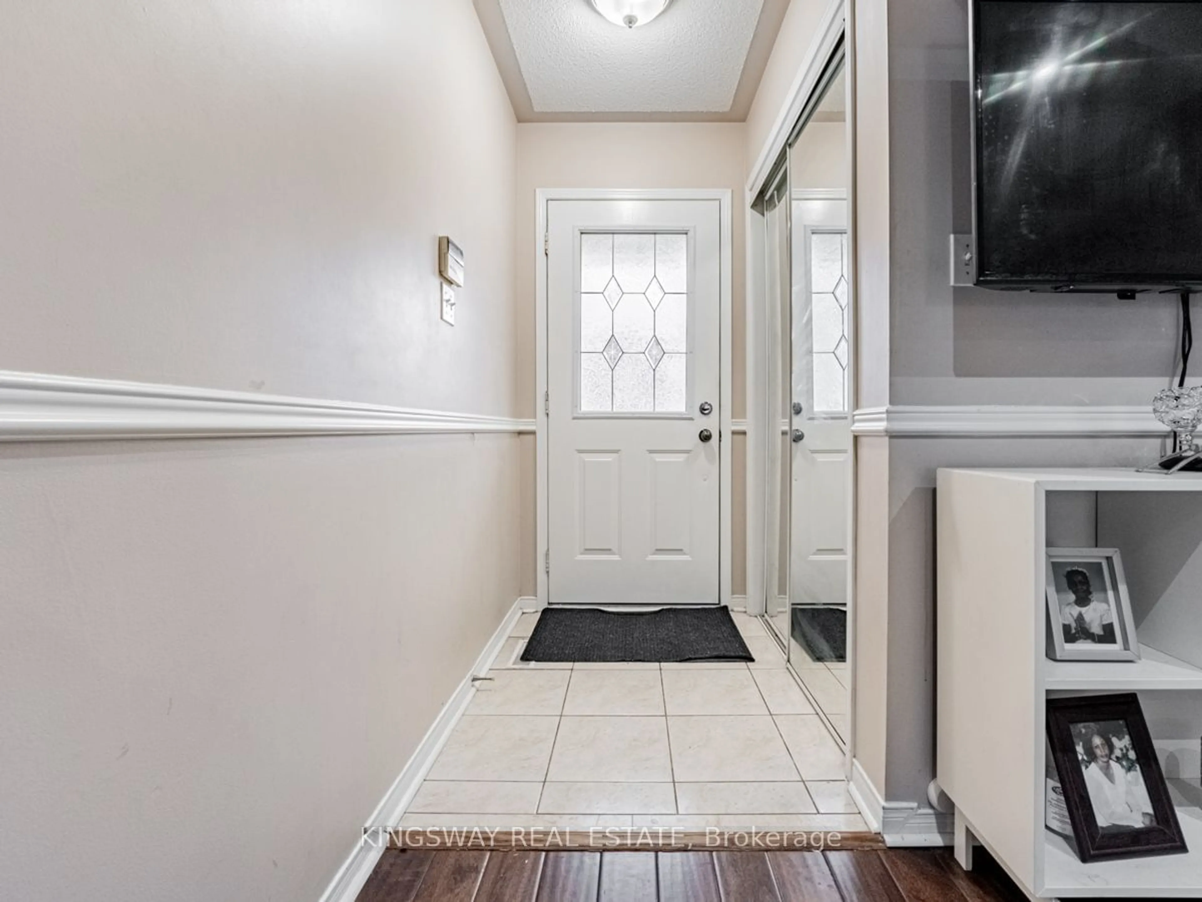 Indoor entryway, wood floors for 12 Bramcedar Cres, Brampton Ontario L7A 1T1