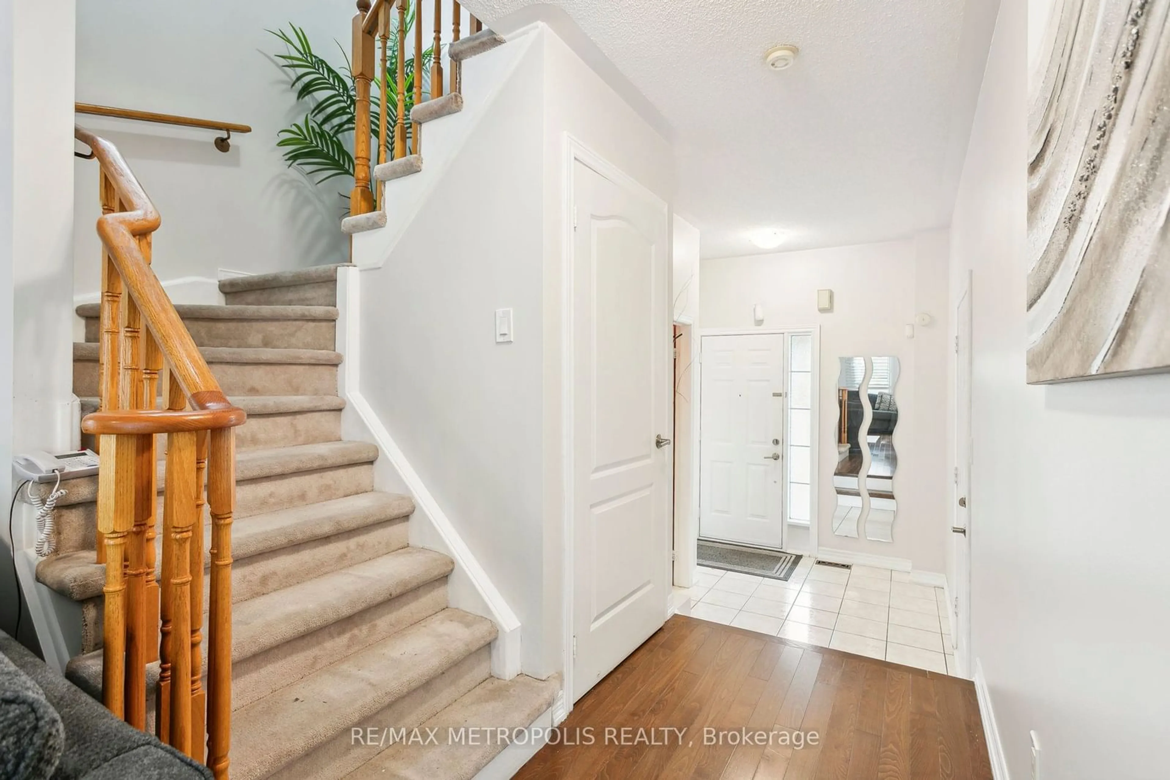 Indoor entryway, wood floors for 29 Mistdale Cres, Brampton Ontario L7A 1S2