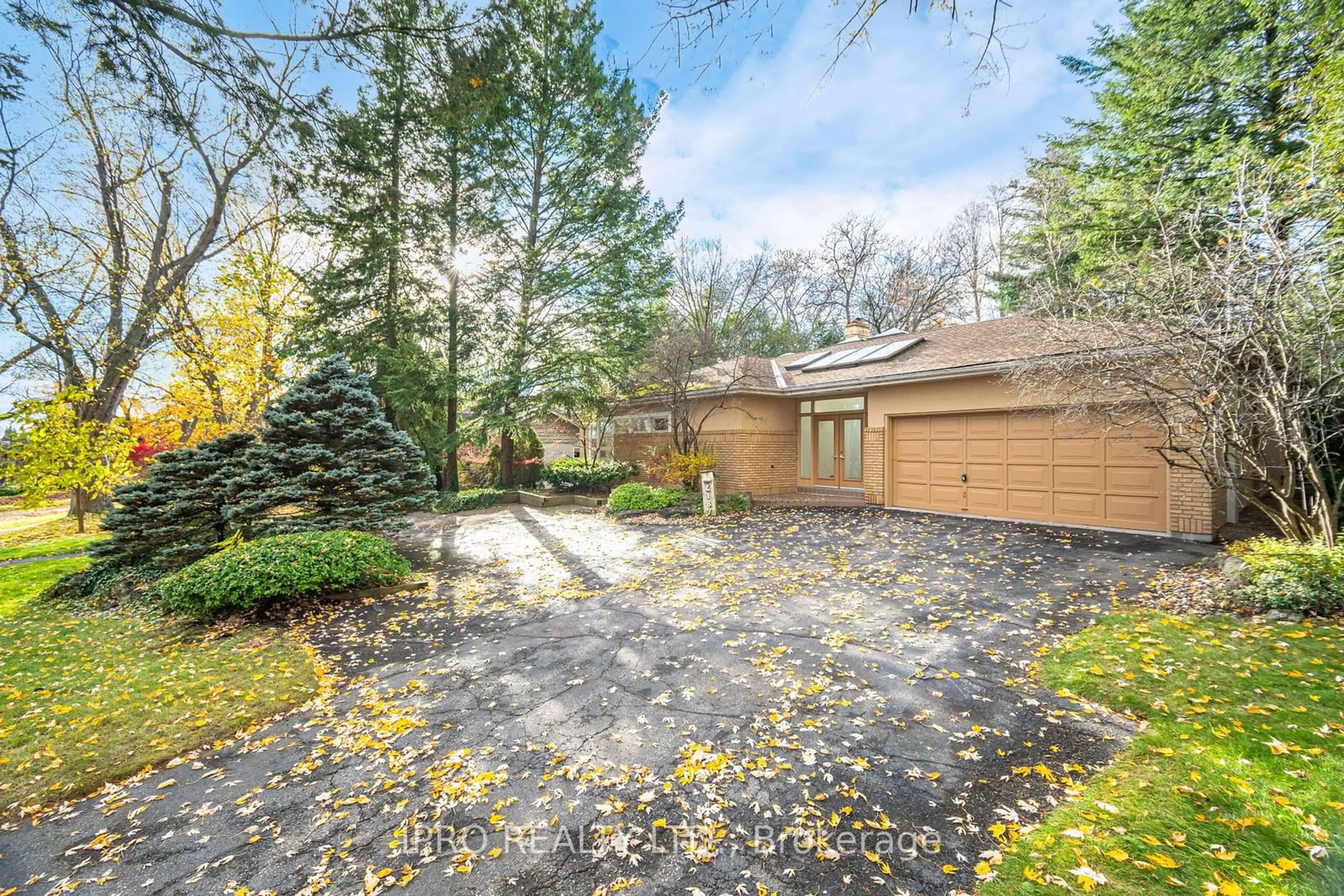 A pic from exterior of the house or condo, the fenced backyard for 4189 Inglewood Dr, Burlington Ontario L7L 1E3