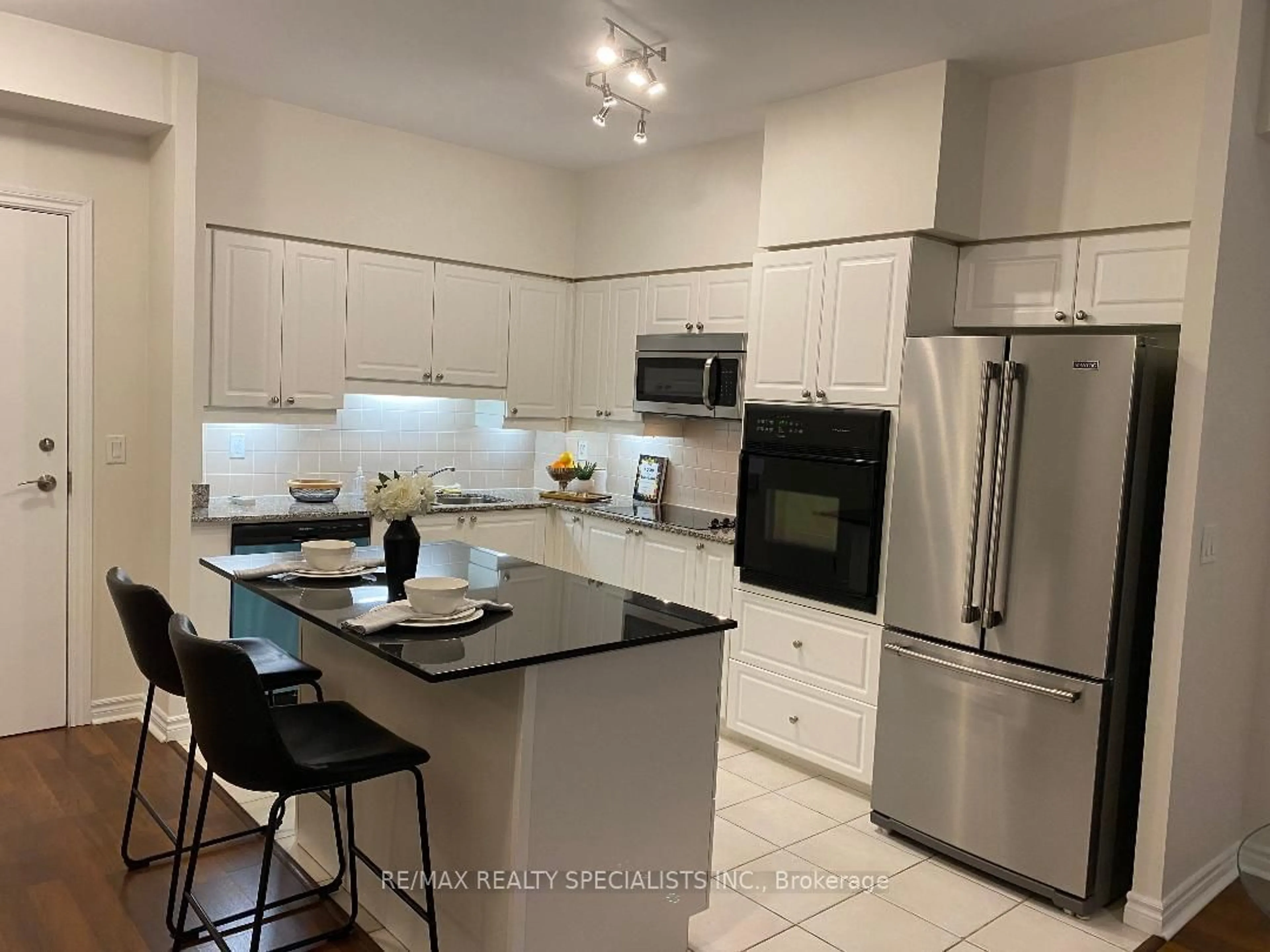 Open concept kitchen for 830 Scollard Crt #215, Mississauga Ontario L5V 0A2