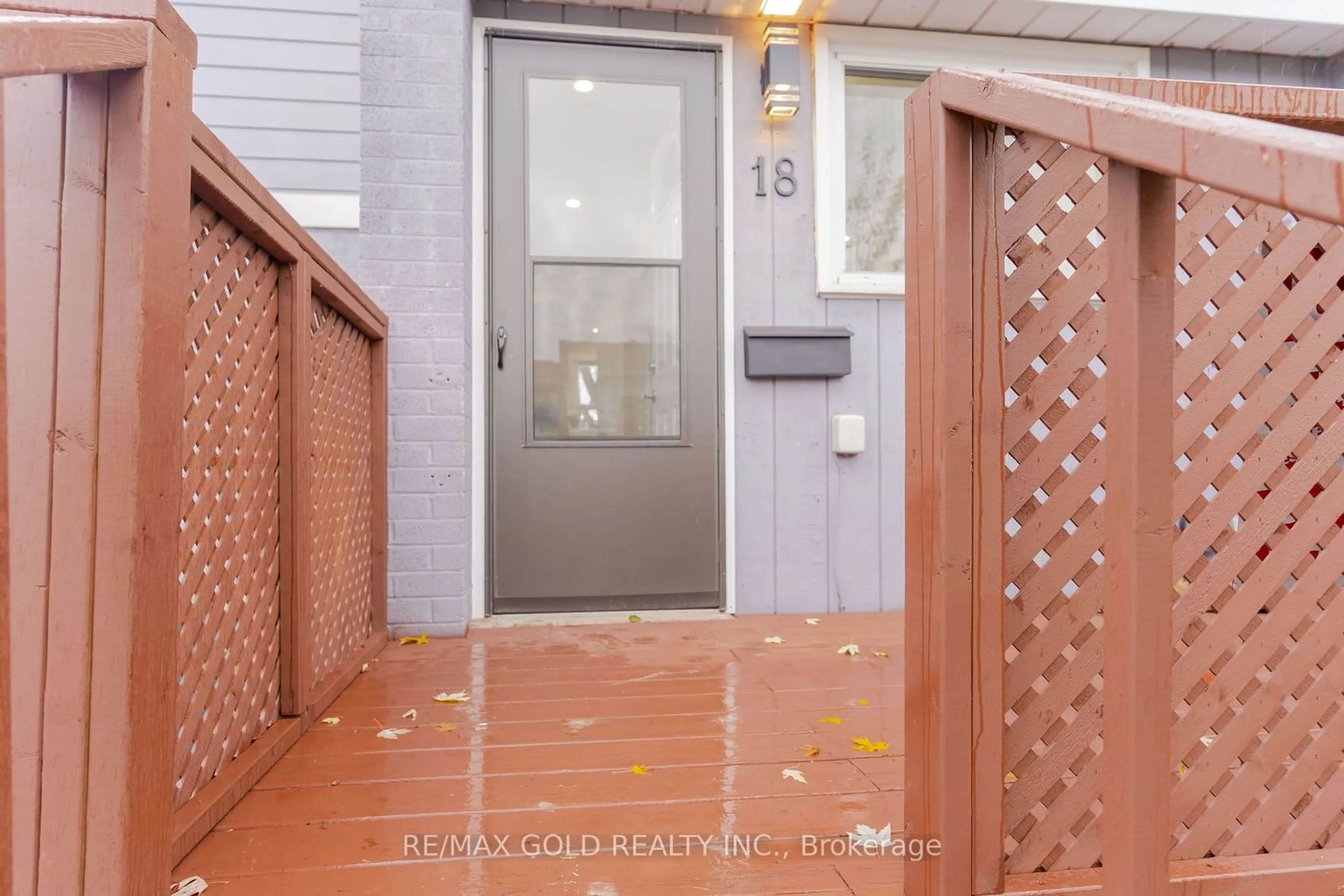 Indoor entryway, ceramic floors for 18 Hindquarter Crt, Brampton Ontario L6S 2C3