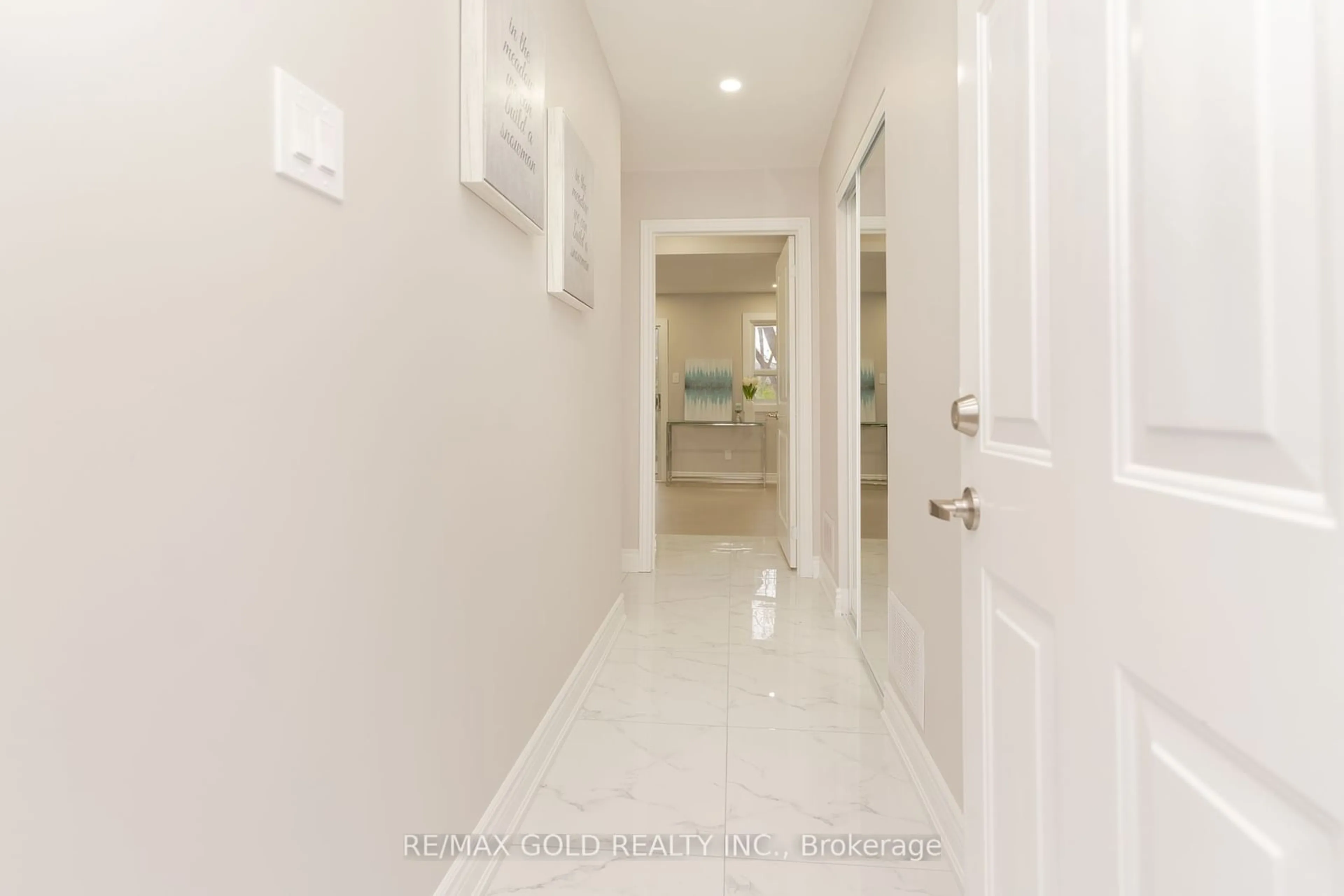 Indoor entryway, wood floors for 18 Hindquarter Crt, Brampton Ontario L6S 2C3