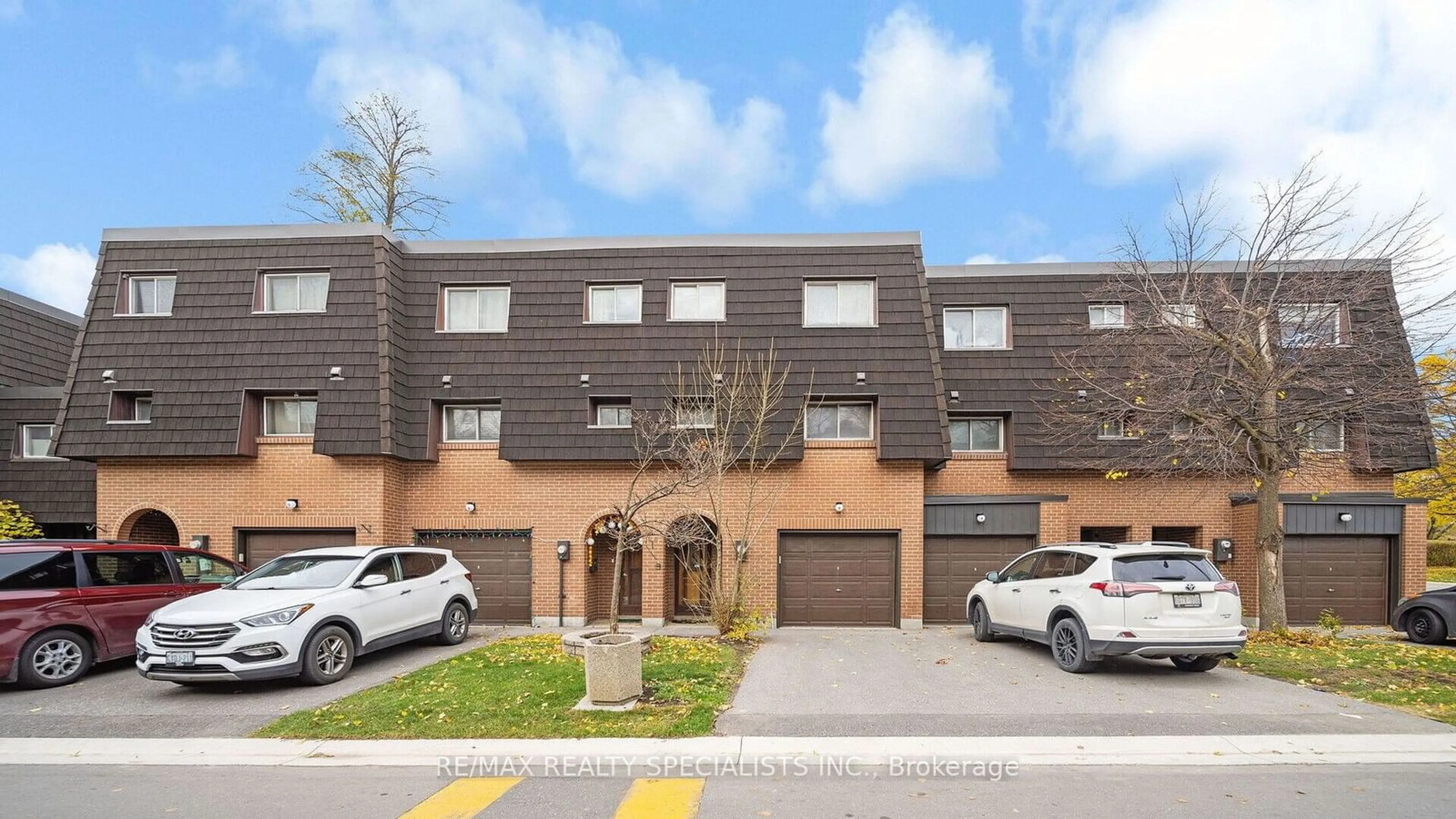 A pic from exterior of the house or condo, the front or back of building for 6 Darras Crt, Brampton Ontario L6T 1W7