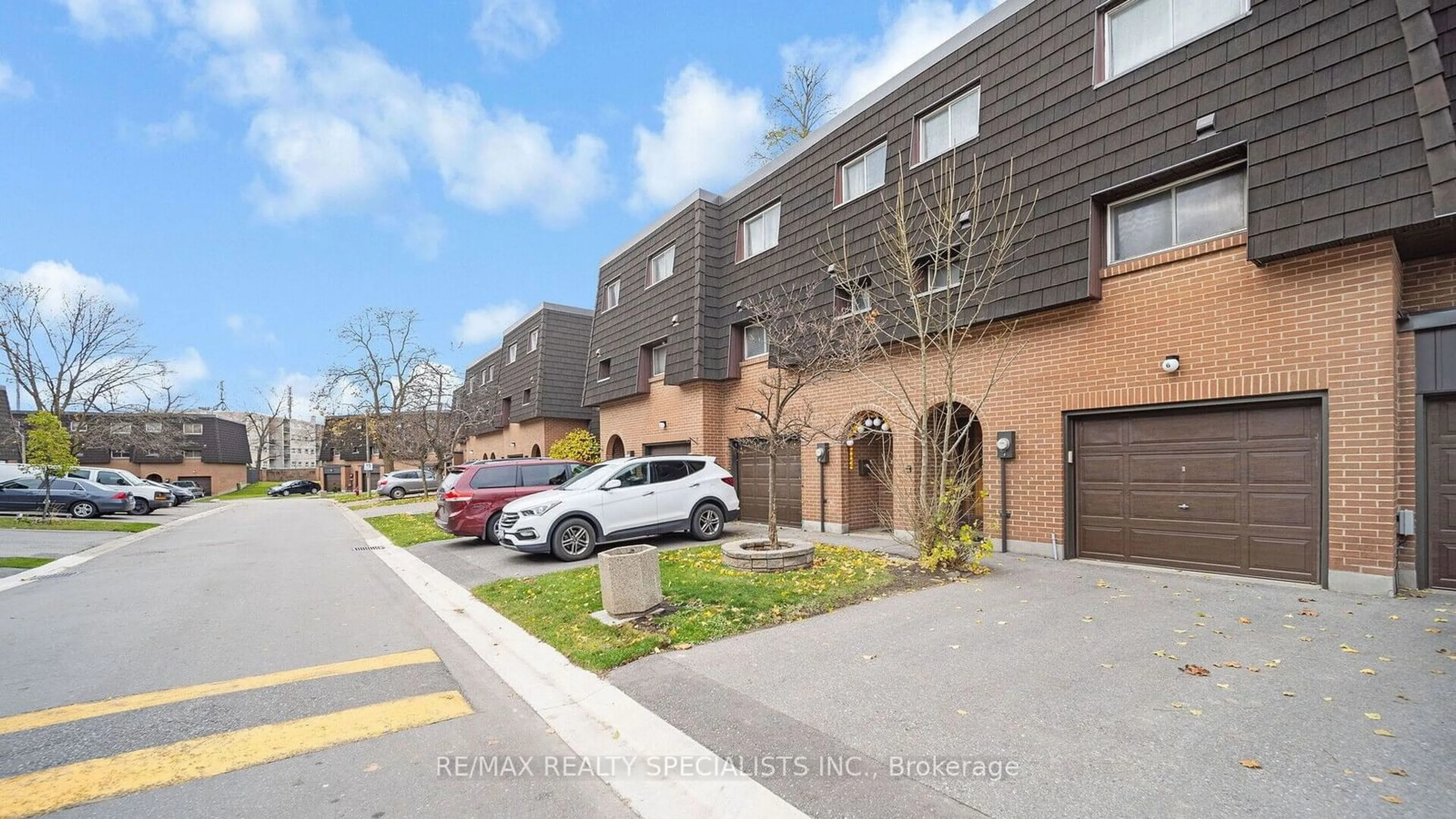 A pic from exterior of the house or condo, the street view for 6 Darras Crt, Brampton Ontario L6T 1W7