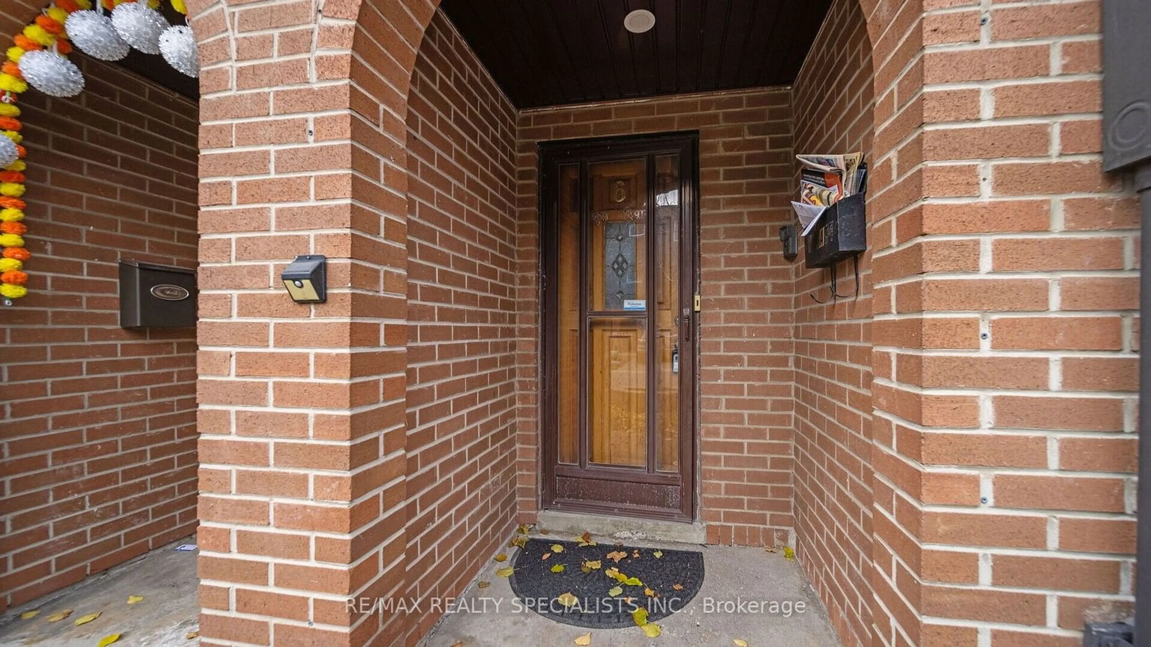 Indoor entryway, wood floors for 6 Darras Crt, Brampton Ontario L6T 1W7