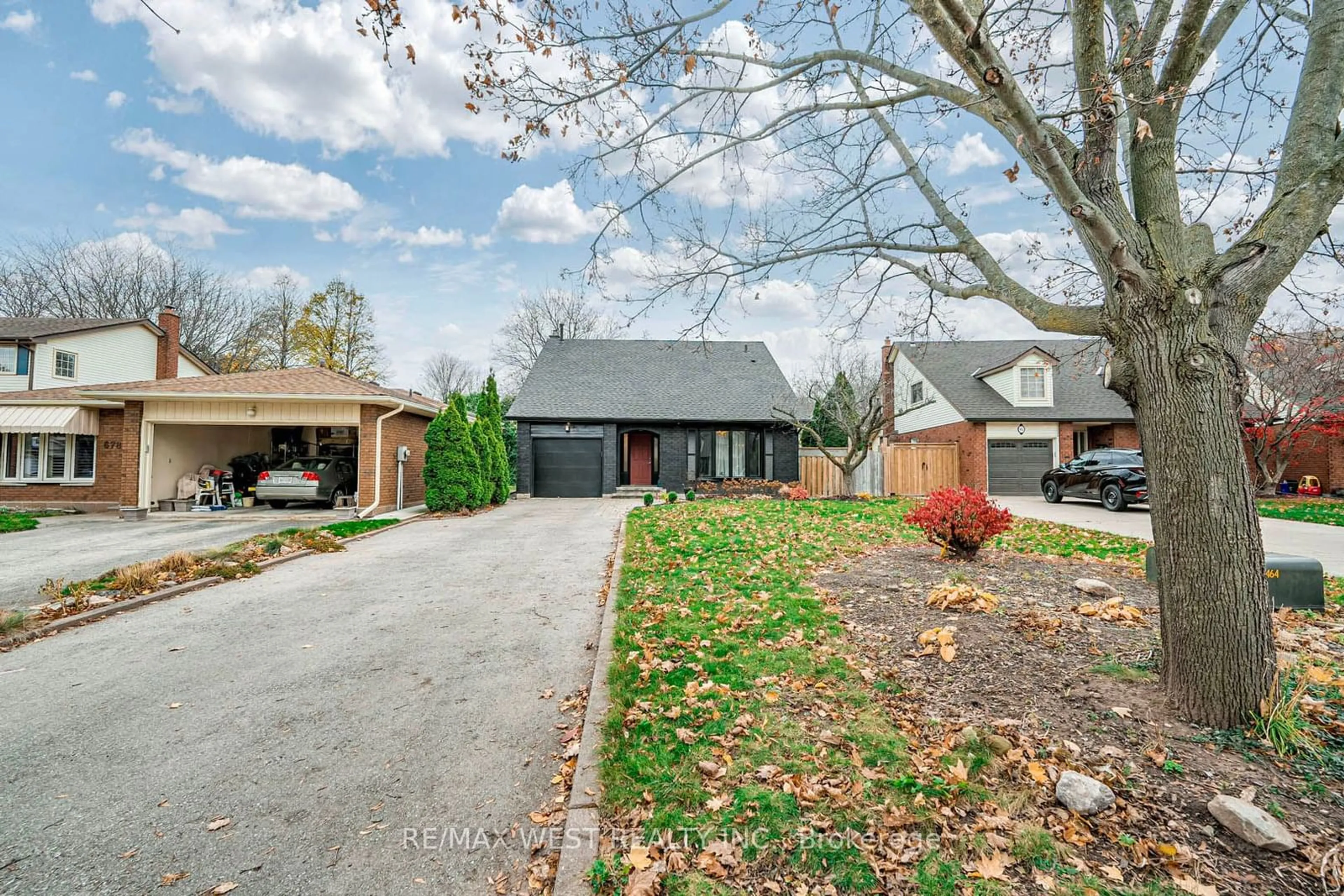 A pic from exterior of the house or condo, the street view for 680 Powell Crt, Burlington Ontario L7R 3E8