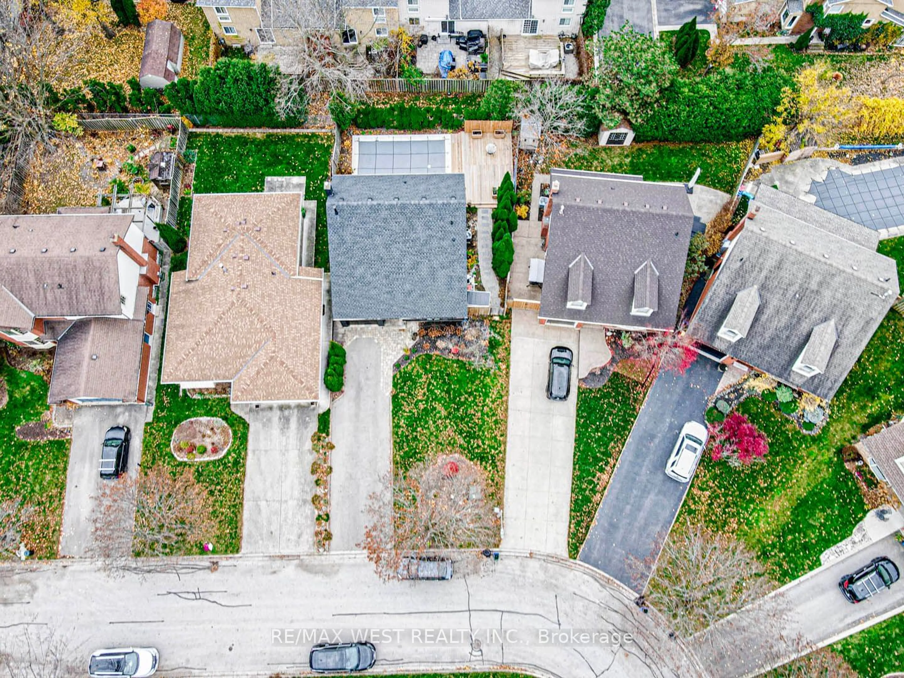 Frontside or backside of a home, the street view for 680 Powell Crt, Burlington Ontario L7R 3E8