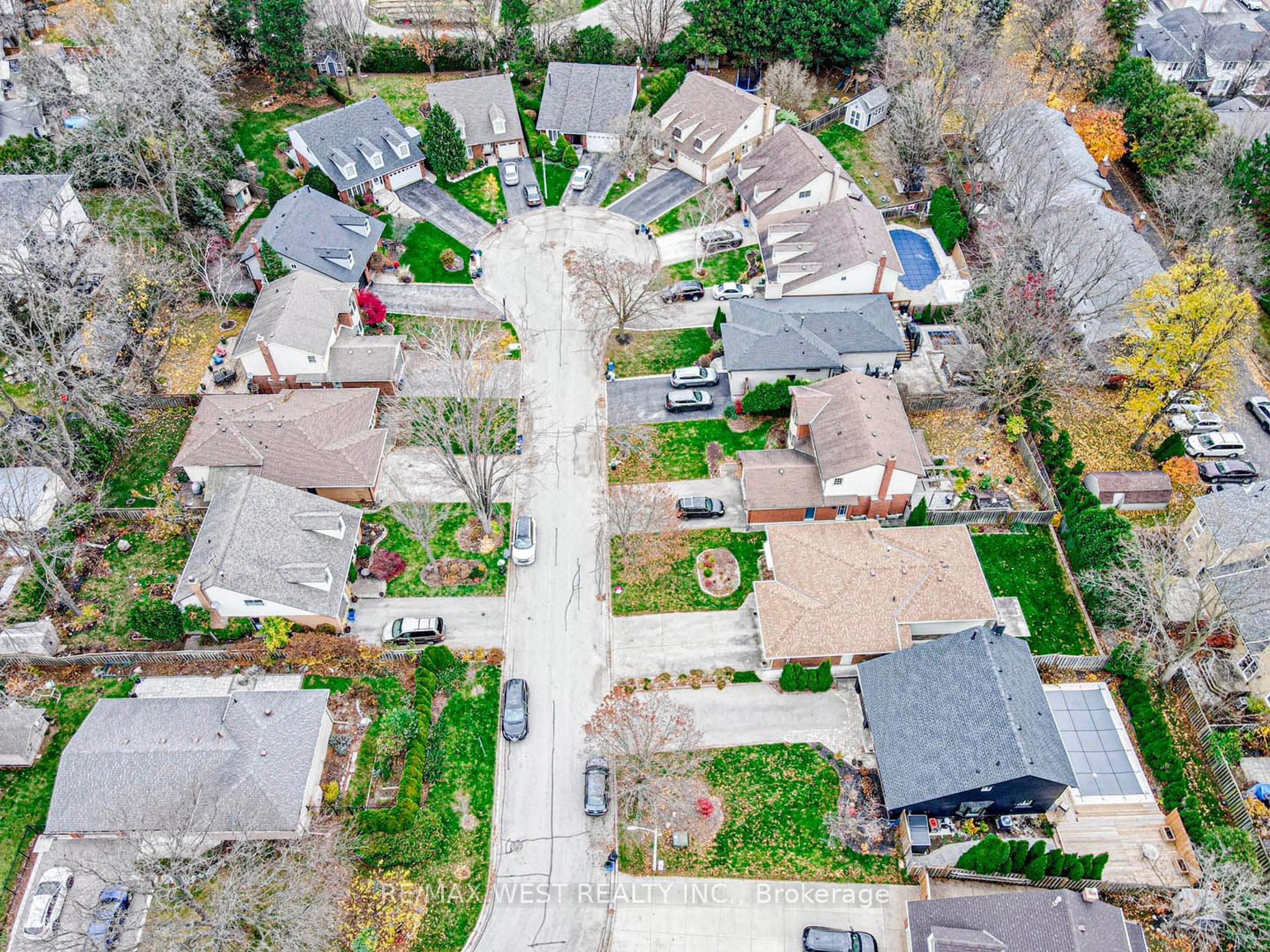 Frontside or backside of a home, the street view for 680 Powell Crt, Burlington Ontario L7R 3E8