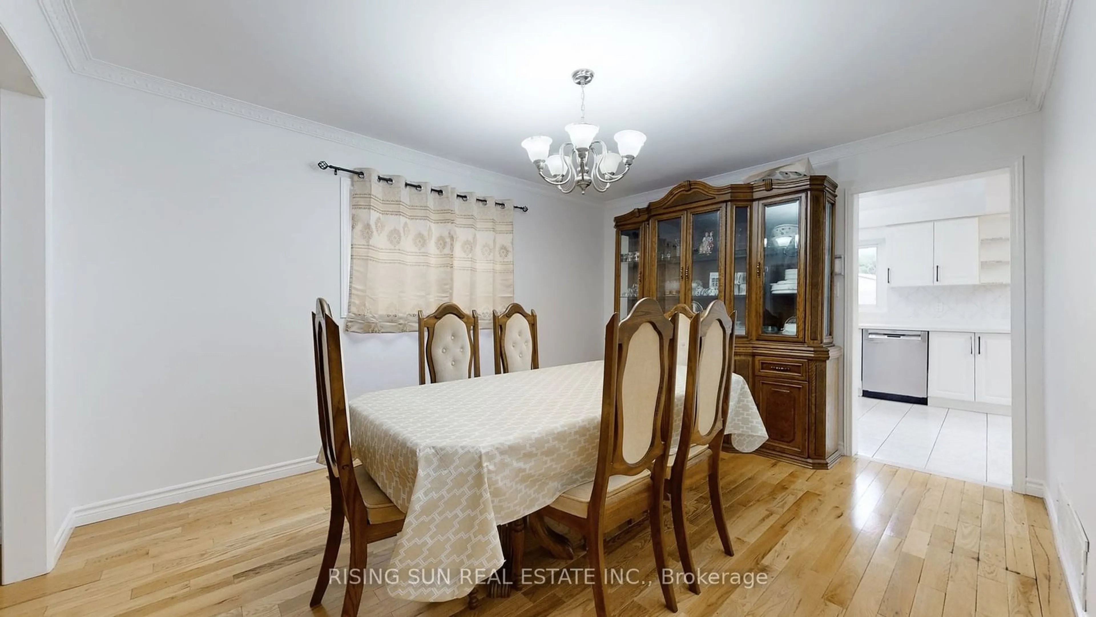 Dining room, wood floors, cottage for 4 Mossbank Dr, Brampton Ontario L6W 3Z3