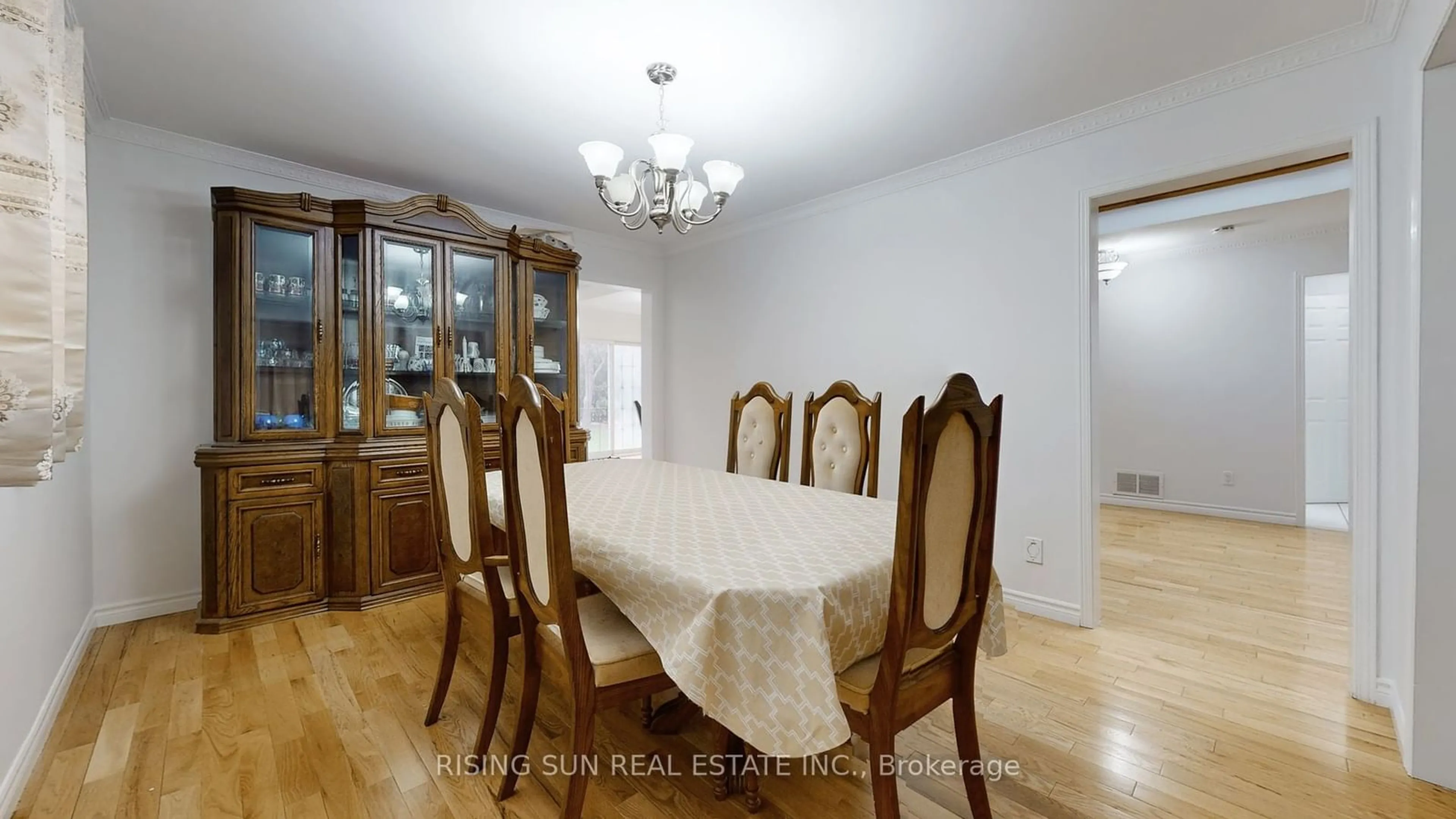 Dining room, wood floors, cottage for 4 Mossbank Dr, Brampton Ontario L6W 3Z3