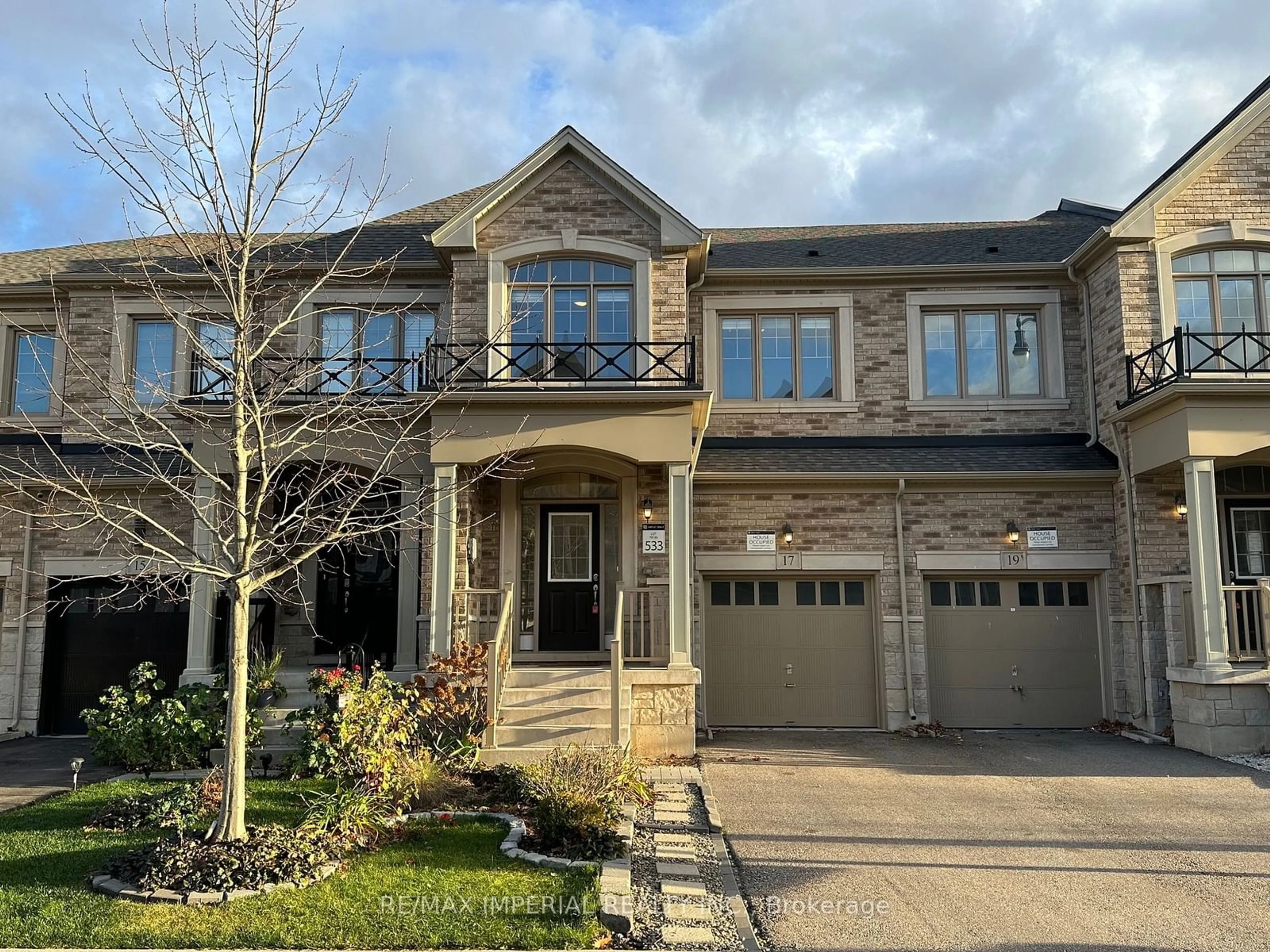 Frontside or backside of a home, the street view for 17 Brushwood Dr, Brampton Ontario L6Y 6G5