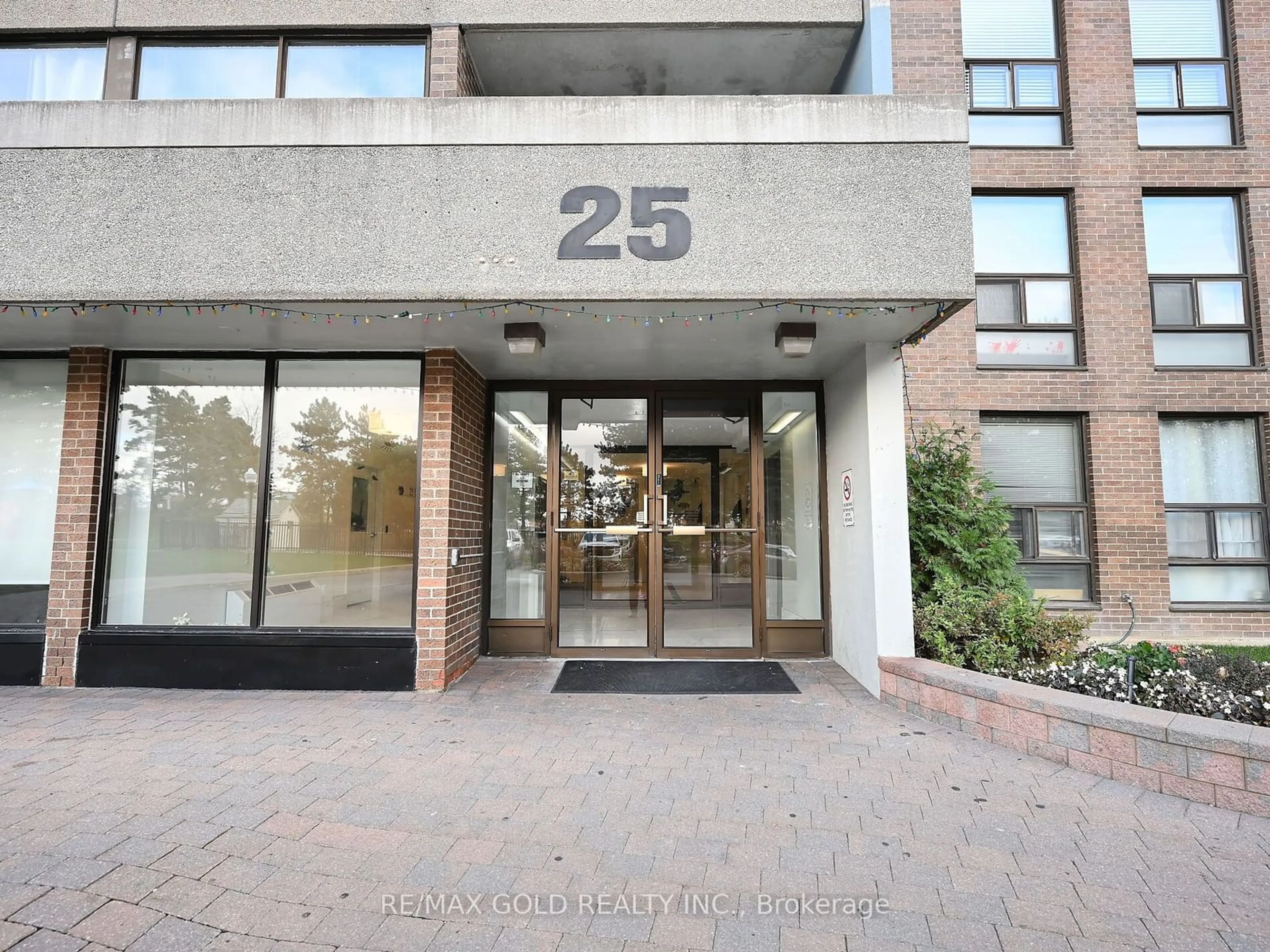 Indoor foyer for 25 Kensington Rd #1911, Brampton Ontario L6T 3W8