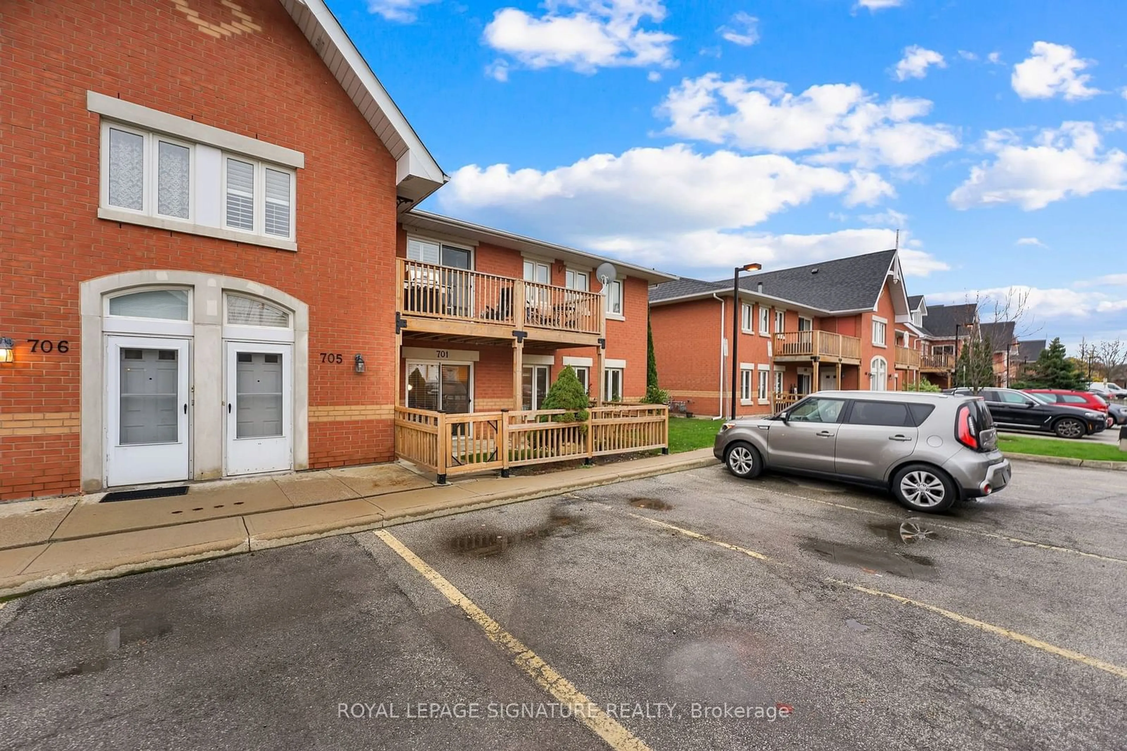 A pic from exterior of the house or condo, the street view for 4140 Foxwood Dr #701, Burlington Ontario L7M 4R4