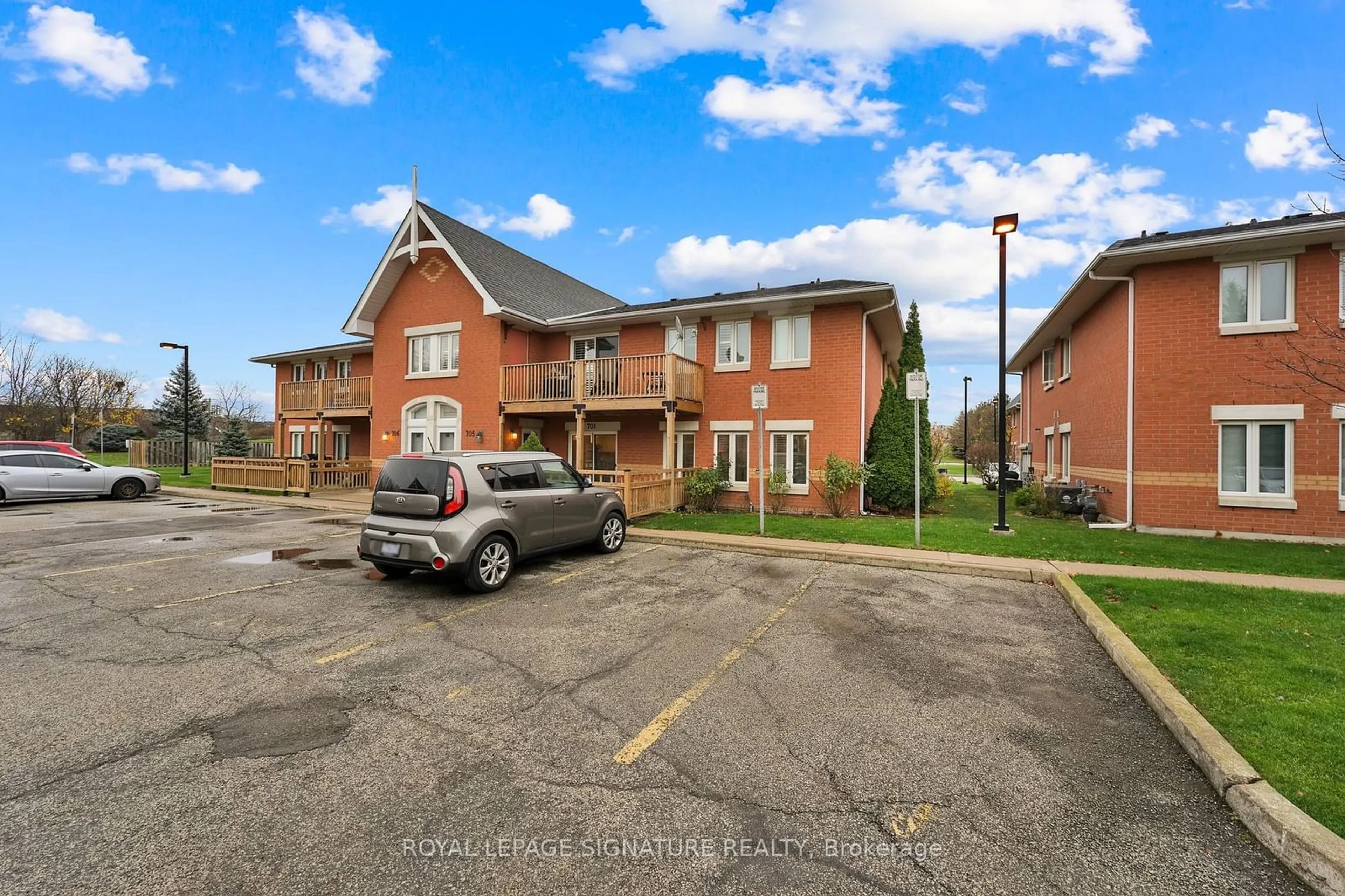 A pic from exterior of the house or condo, the street view for 4140 Foxwood Dr #701, Burlington Ontario L7M 4R4