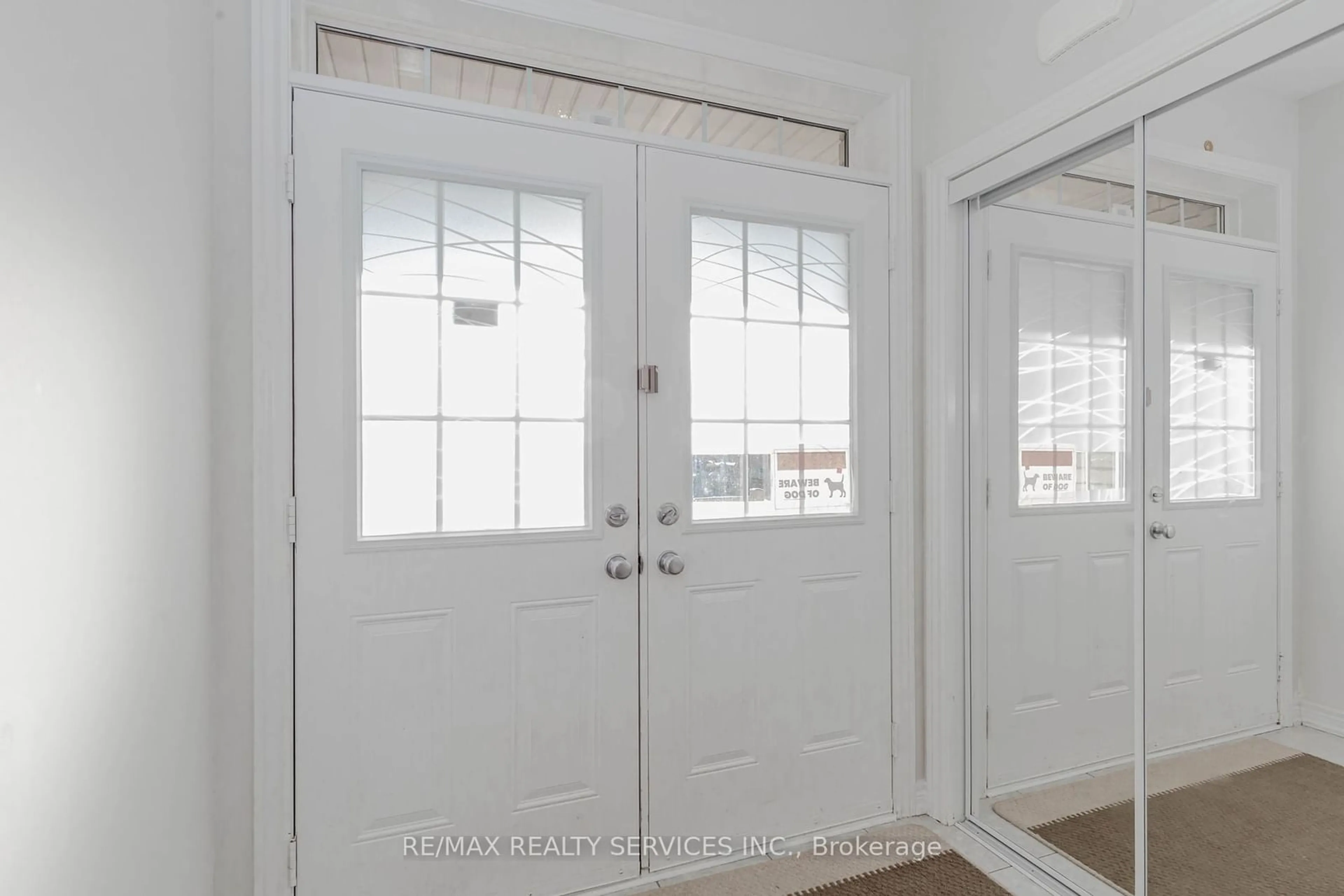 Indoor entryway, wood floors for 20 Blackberry Valley Cres, Caledon Ontario L7C 3Z7