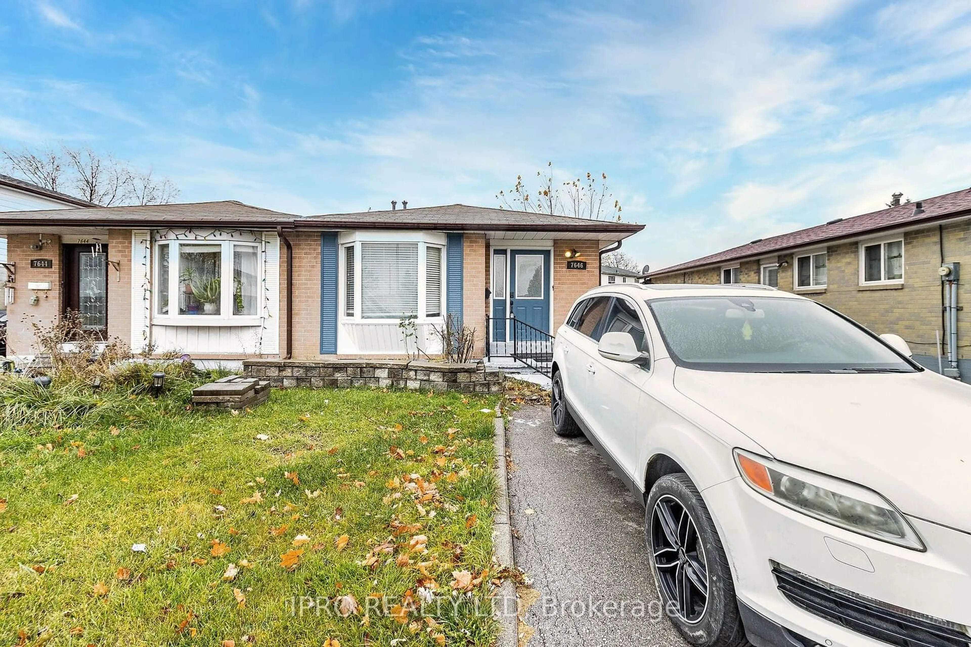 Frontside or backside of a home, the street view for 7646 Priory Cres, Mississauga Ontario L4T 3H5