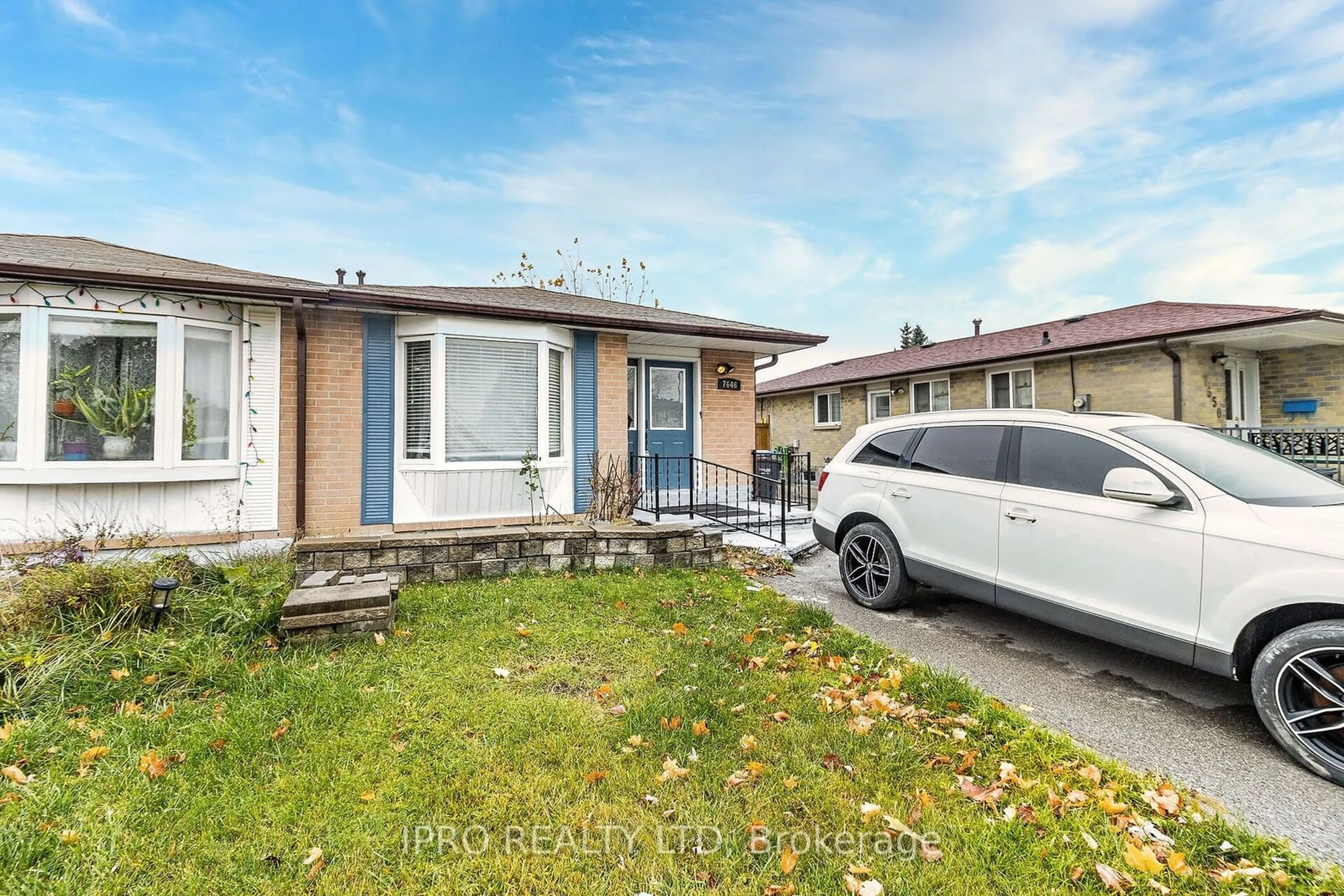 Frontside or backside of a home, the street view for 7646 Priory Cres, Mississauga Ontario L4T 3H5