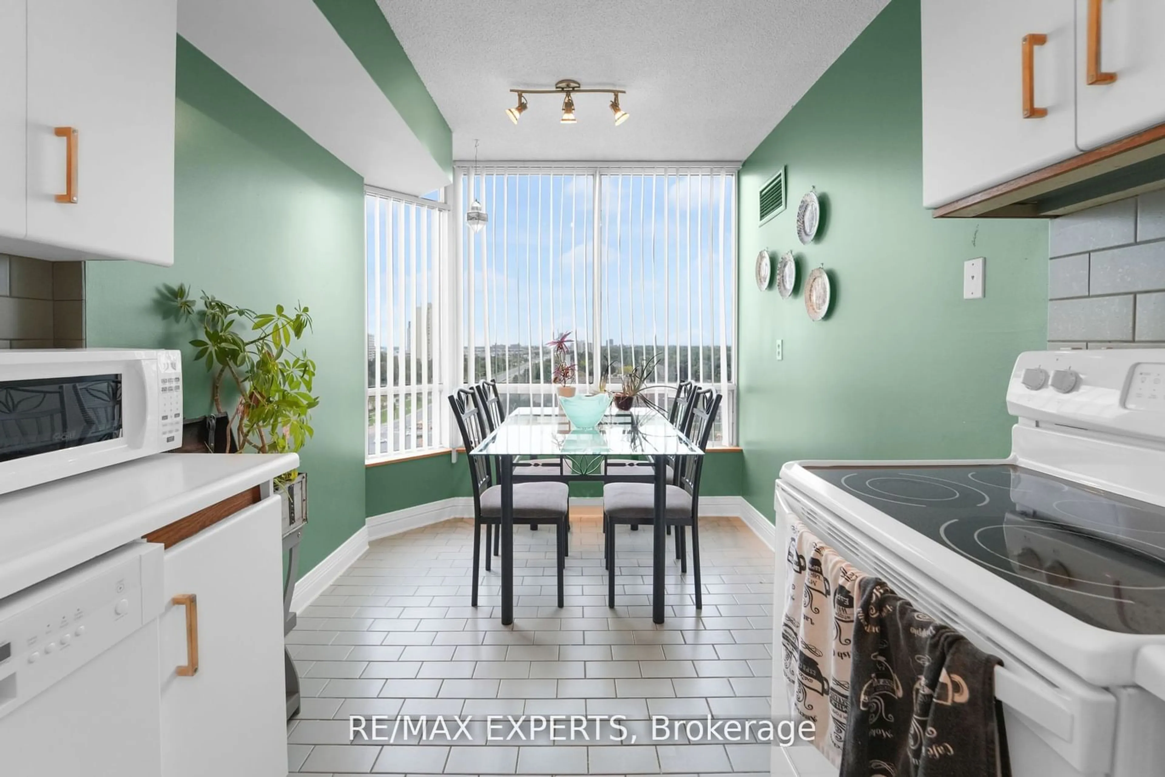 Dining room, ceramic floors for 26 Hanover Rd #1401, Brampton Ontario L6S 4T2