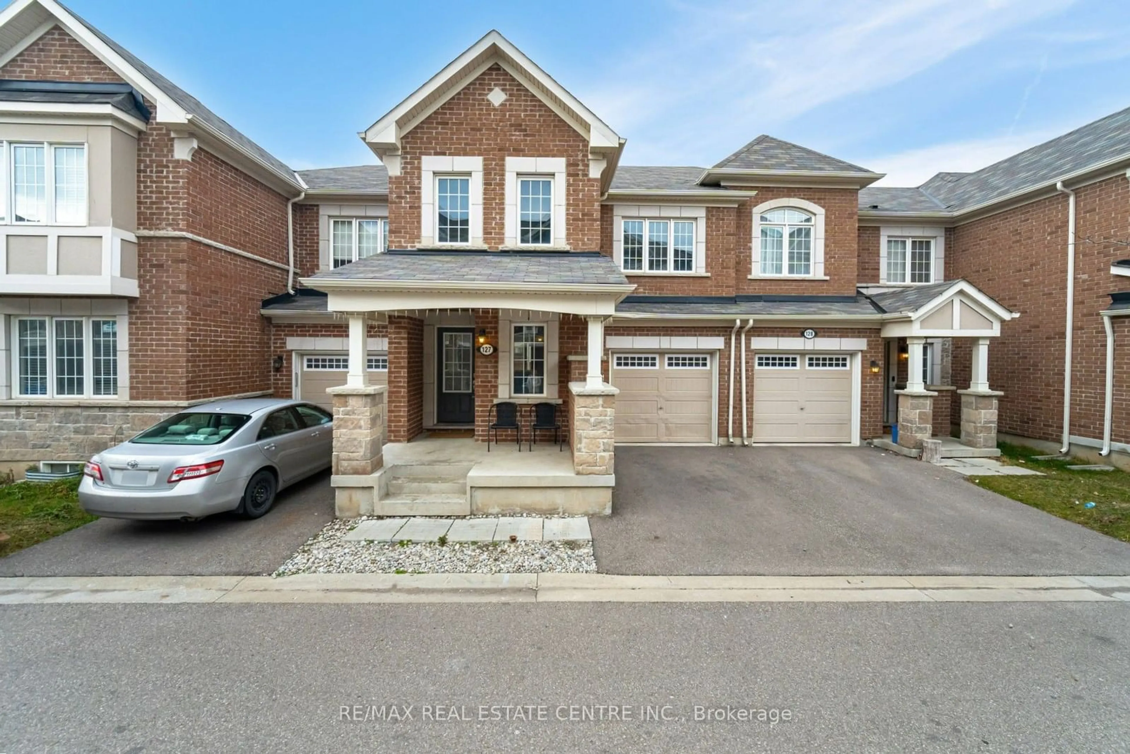 A pic from exterior of the house or condo, the street view for 1000 Asleton Blvd #127, Milton Ontario L9T 9L2