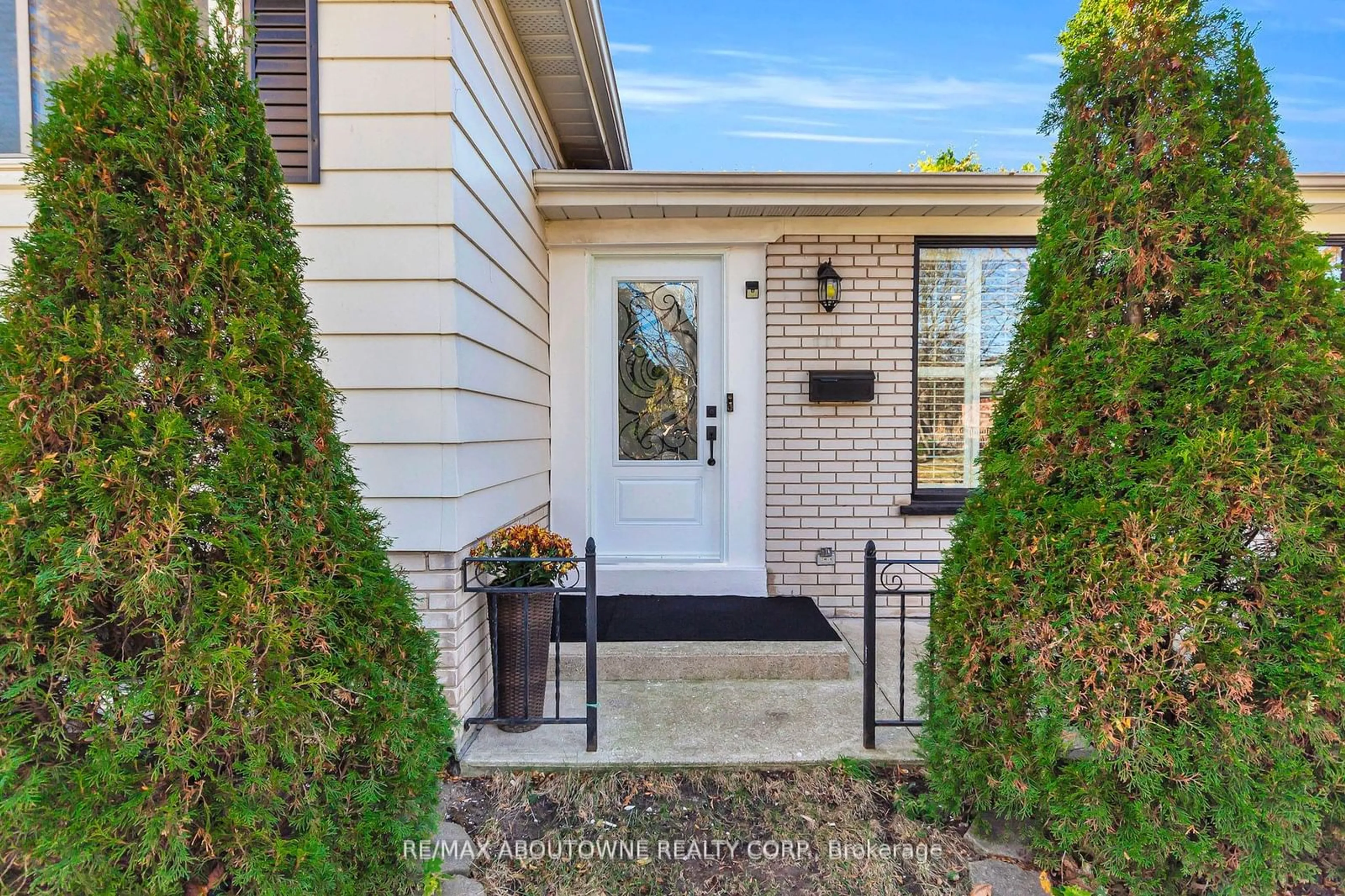 Indoor entryway, wood floors for 440 Sunset Dr, Oakville Ontario L6L 3N4