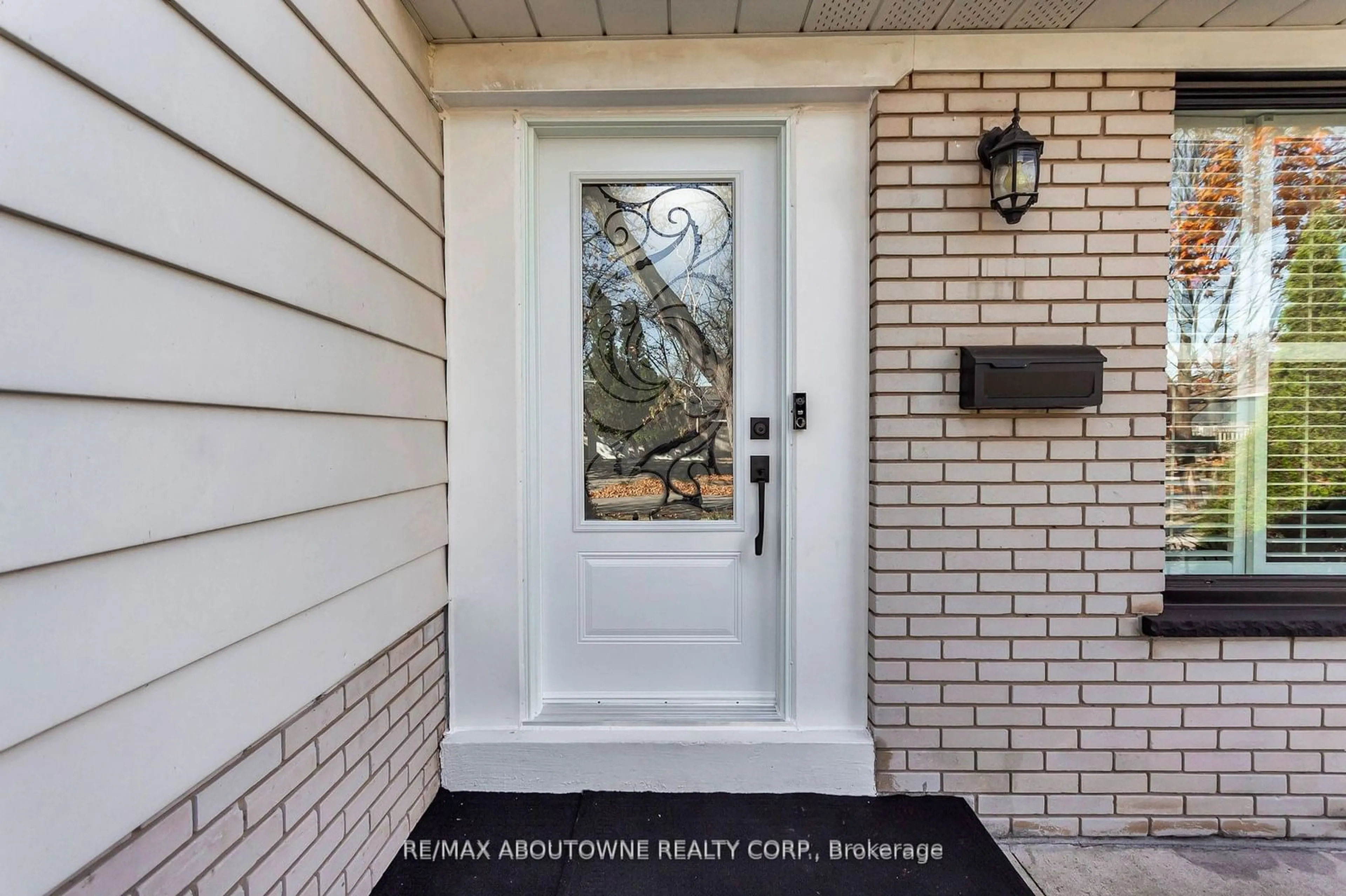 Indoor entryway, wood floors for 440 Sunset Dr, Oakville Ontario L6L 3N4