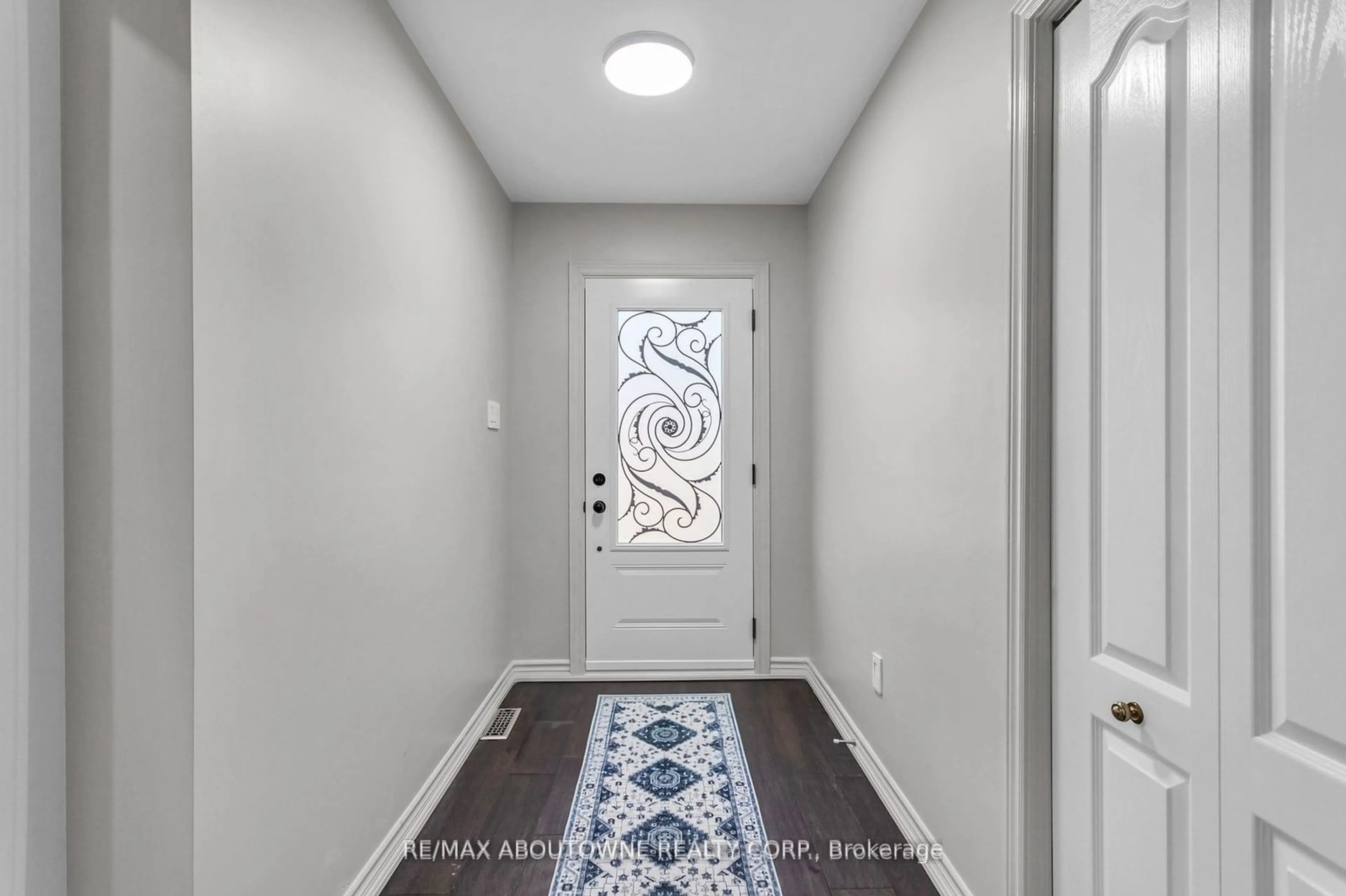 Indoor entryway, wood floors for 440 Sunset Dr, Oakville Ontario L6L 3N4