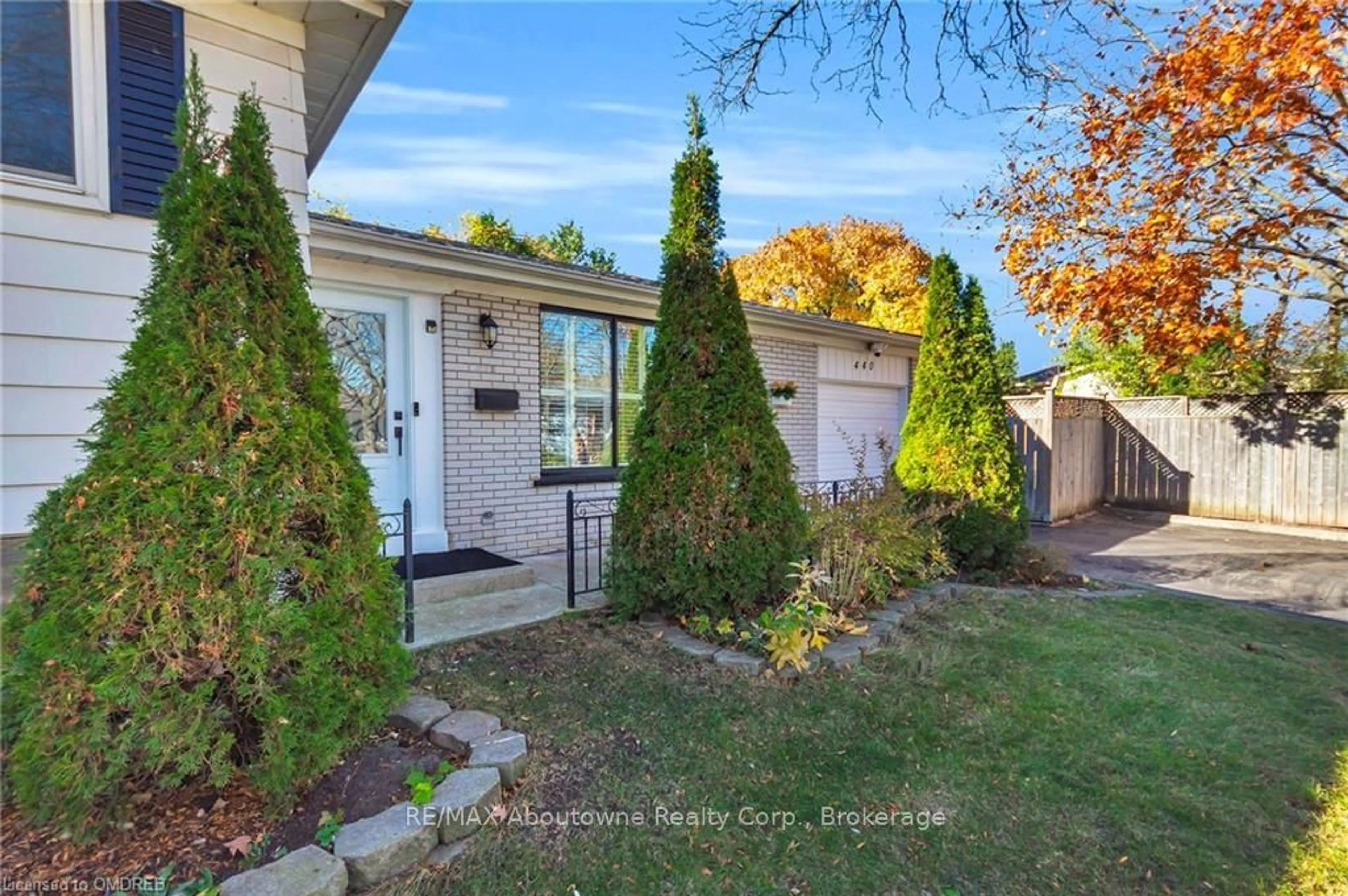 Frontside or backside of a home, cottage for 440 SUNSET Dr, Oakville Ontario L6L 3N4