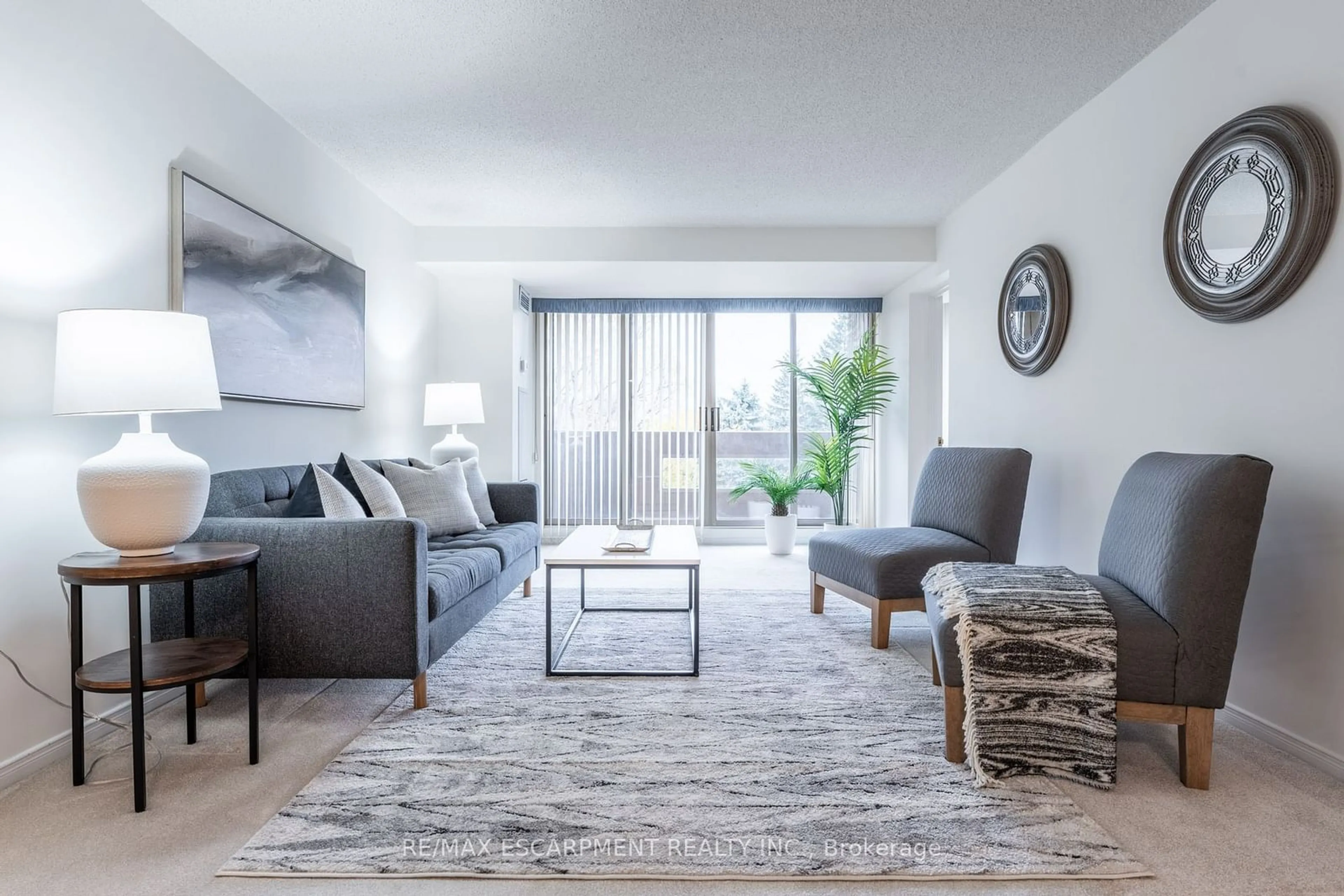 Living room, carpet floors for 1201 North Shore Blvd #504, Burlington Ontario L7S 1Z5